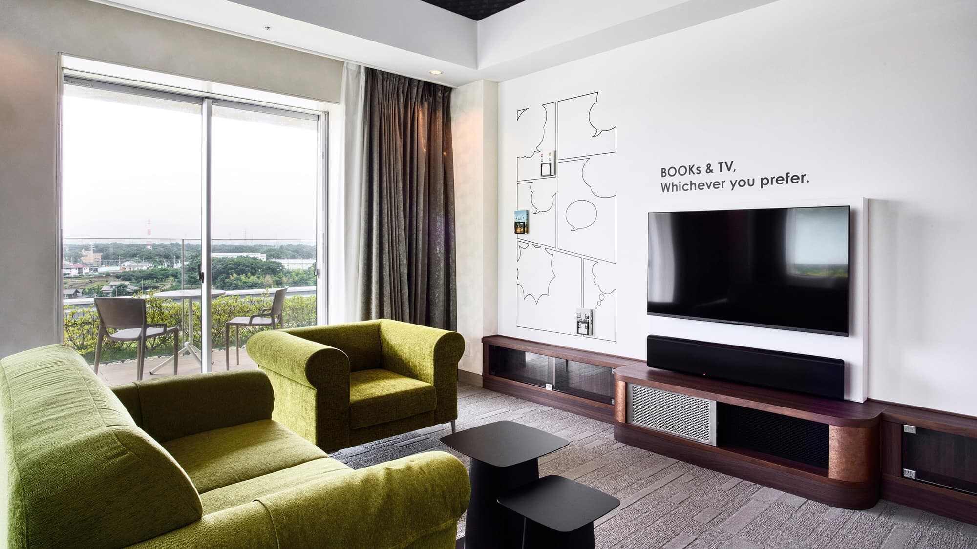 Phòng Junior Suite | Một căn phòng rộng rãi được trang bị bộ ghế sofa với tông màu nhẹ nhàng.