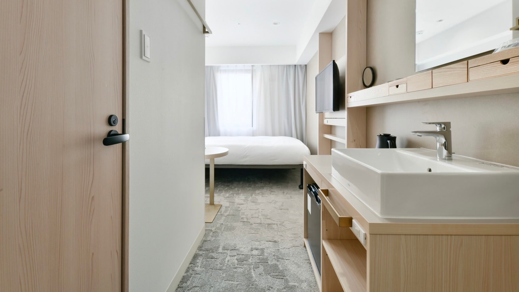 [Shower Booth Single Room] There is no bathtub in the room.