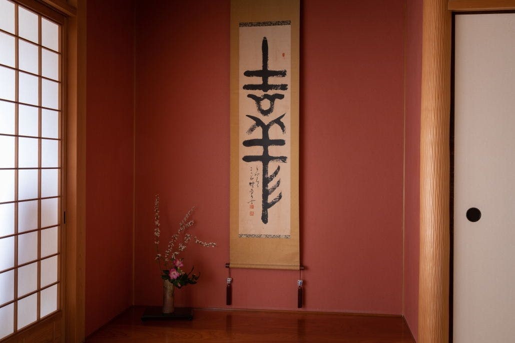 Kursi pijat di sepanjang aliran gunung