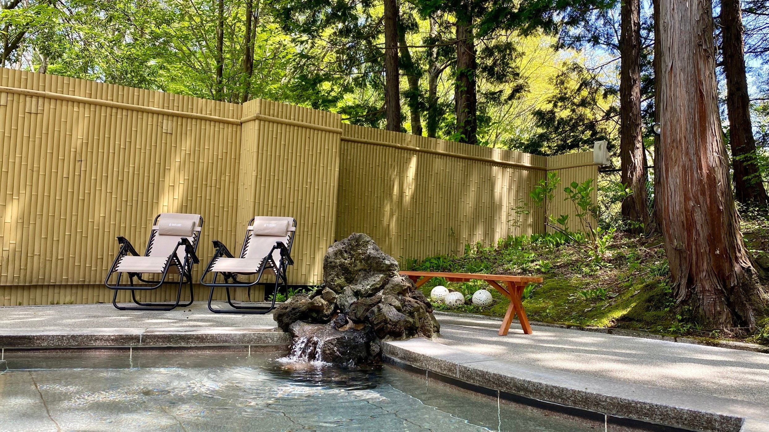 A comfortable open-air bath surrounded by nature