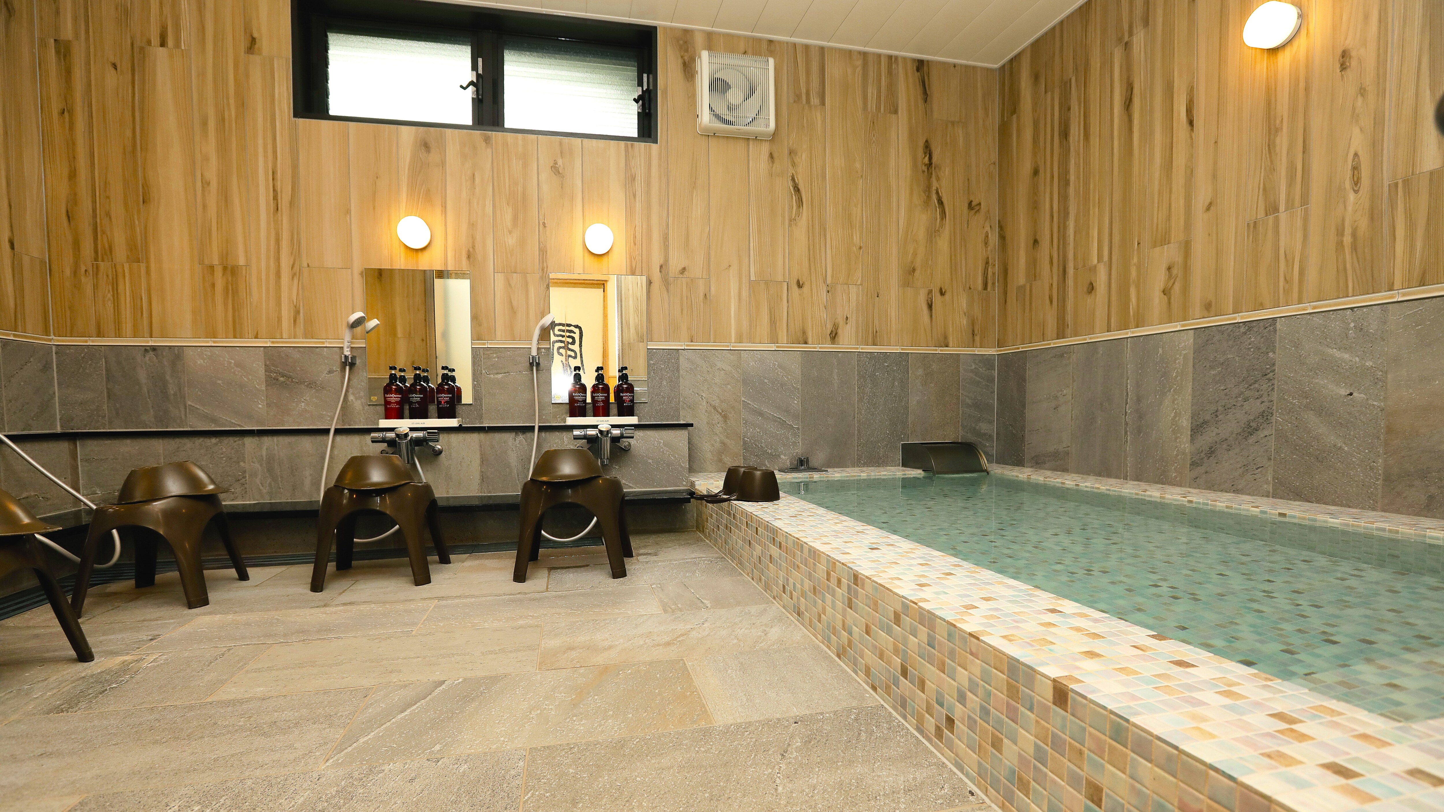 Large hot spring bath with natural hot spring water