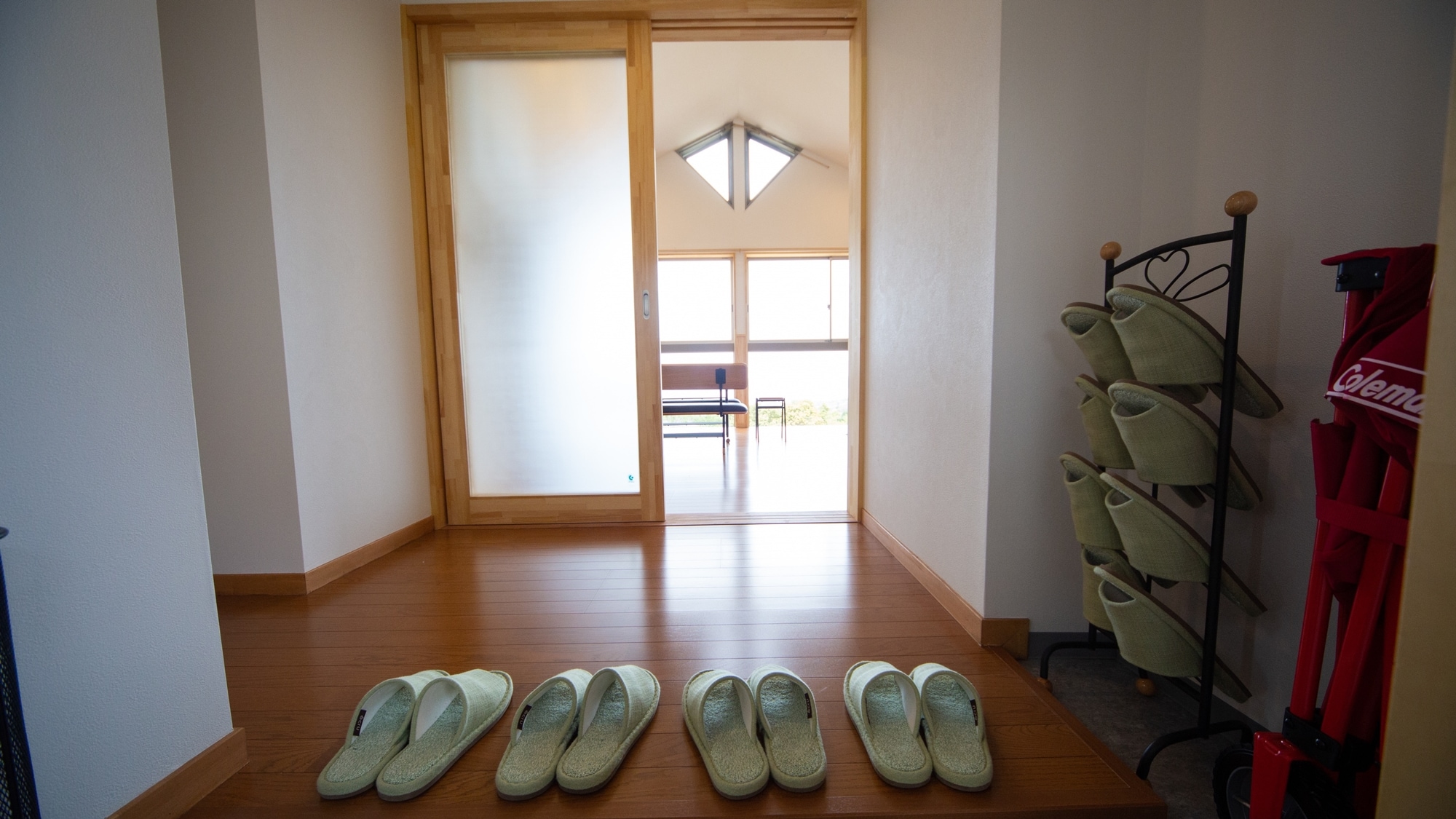 * [Lake View Cottage] When you enter the entrance, you will be greeted by the "large window", which is the most distinctive feature of this cottage!