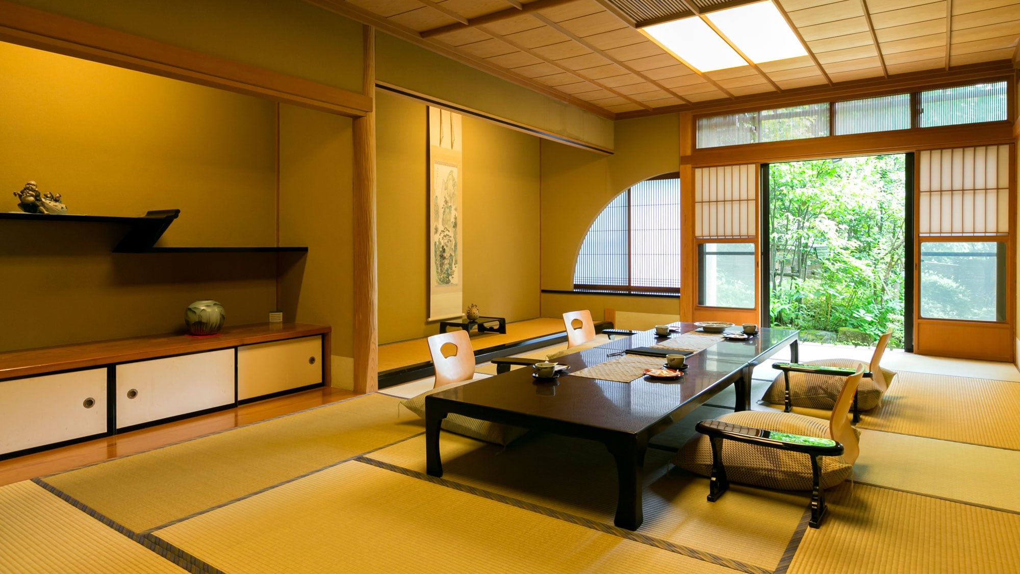 [Away Seiranso“Yamaboshi”]以民間藝術風格為基礎，具有懷舊外觀的壁爐和帶門的複式客房。帶岩浴。