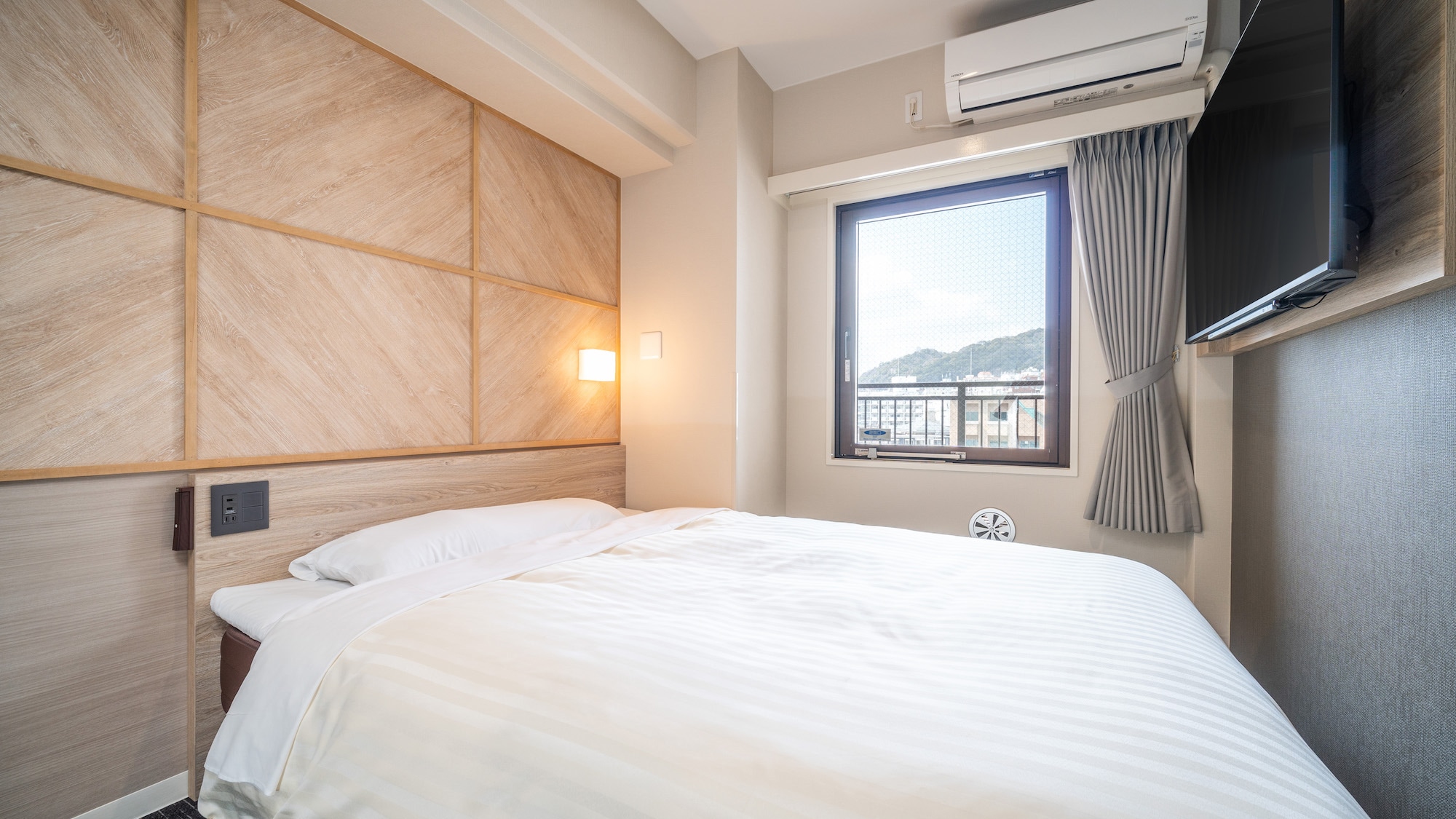 Bạn có thể thư giãn trên chiếc giường rộng rãi.