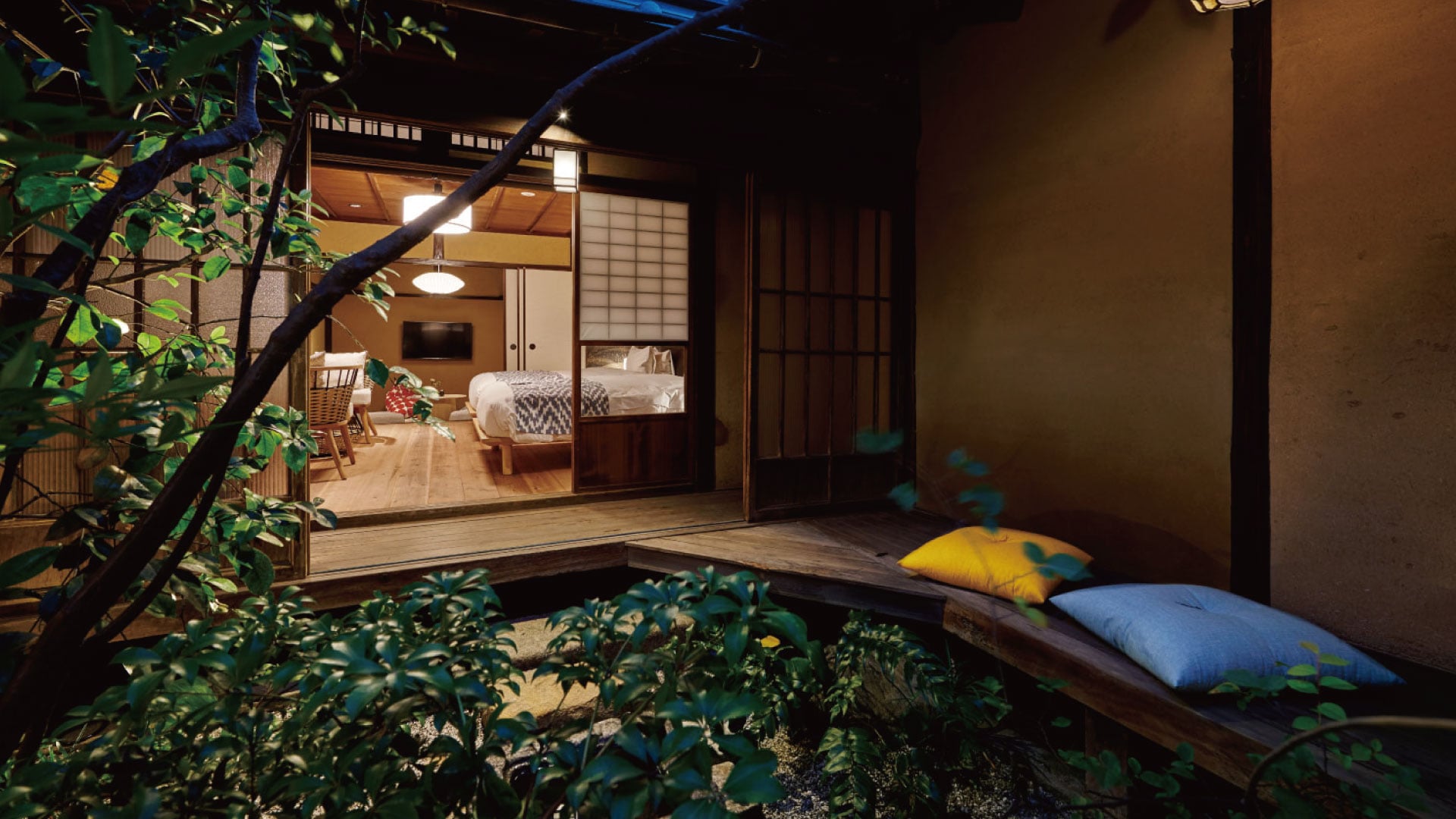 [AWA101-43m2] [Japanese-style room + bedroom + small garden + semi-open-air cypress bath]