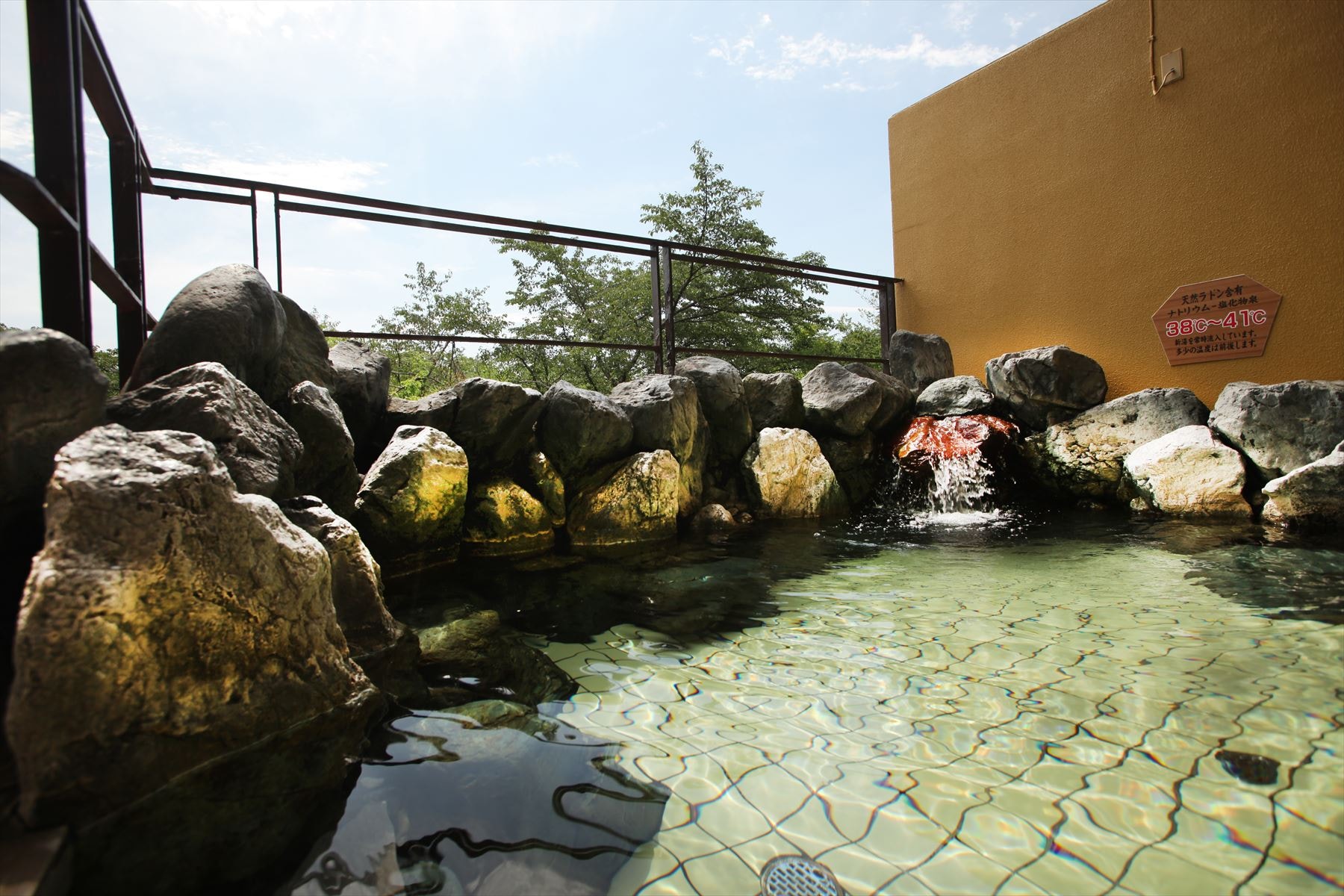 "Large communal bath" An open-air bath made by stacking natural stones from the Fuji River.