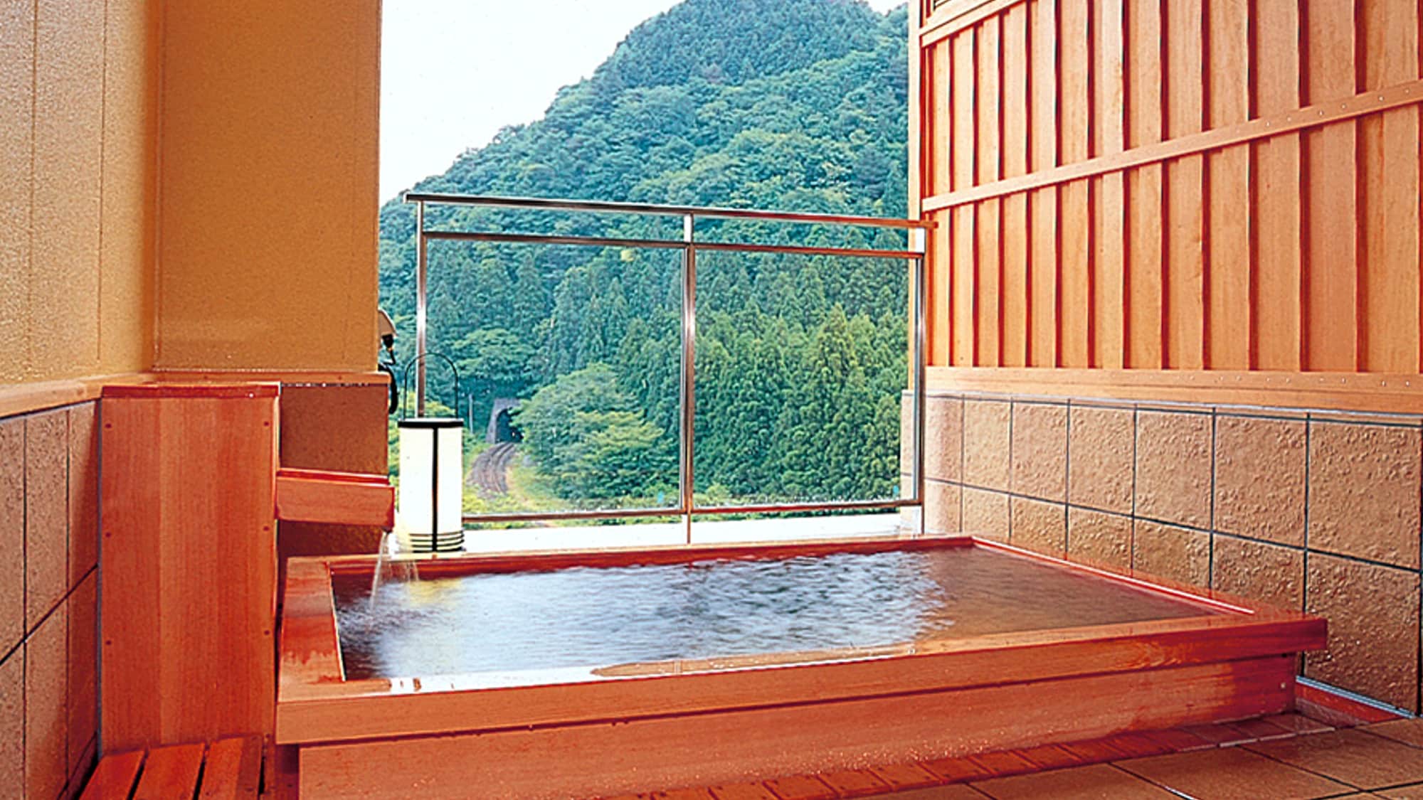 Chartered open-air bath [Hinoki-no-Yu] A cypress-made bathtub that flows directly from the source