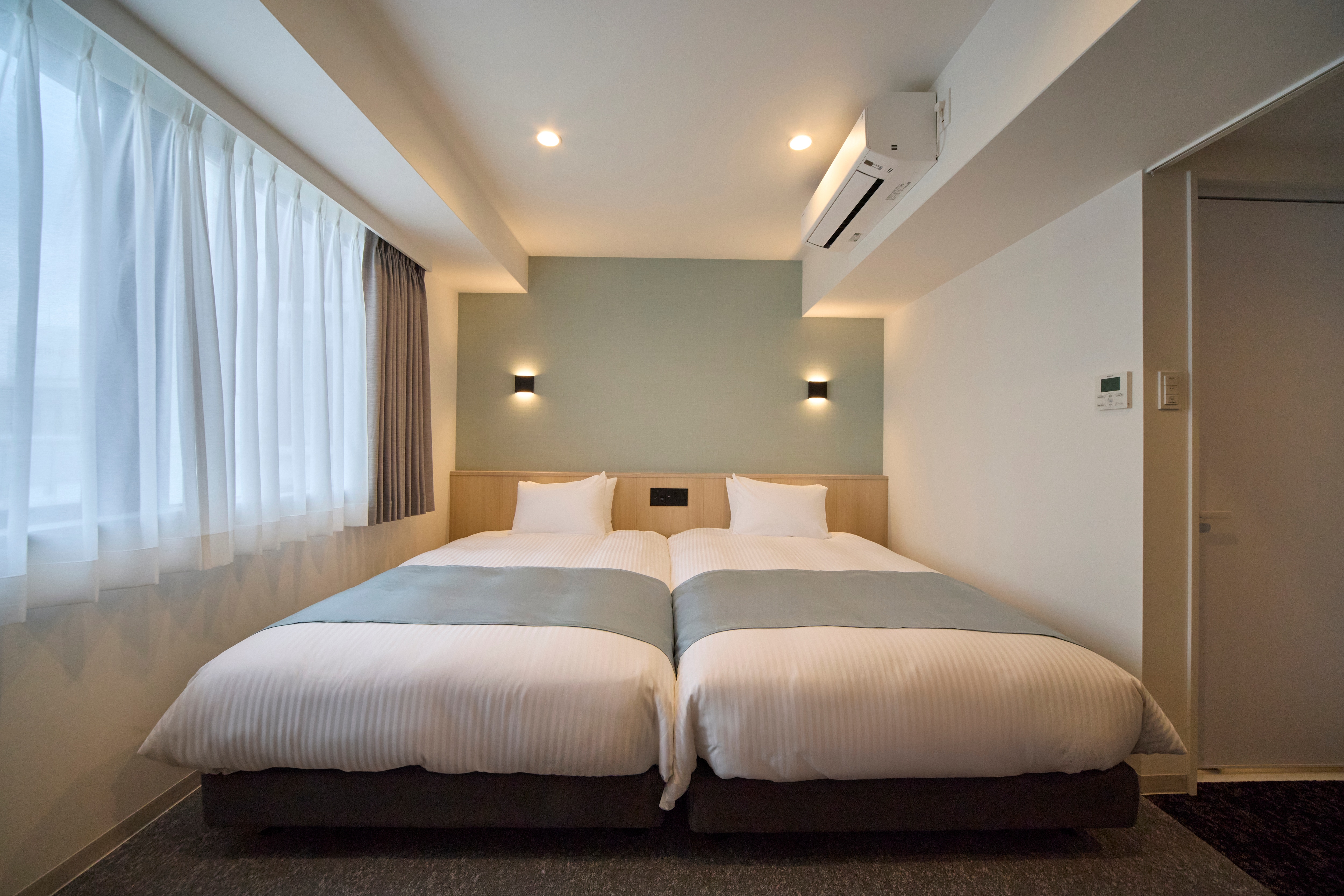 Non-smoking Hollywood Twin Room | 20 m² | Two Simmons beds, 120 cm wide, attached together