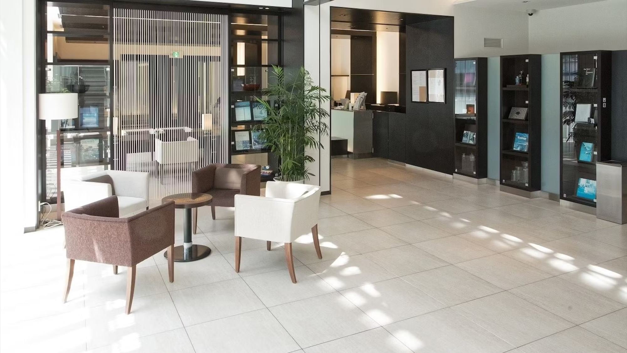 ◆Lobby｜A clean and tidy interior