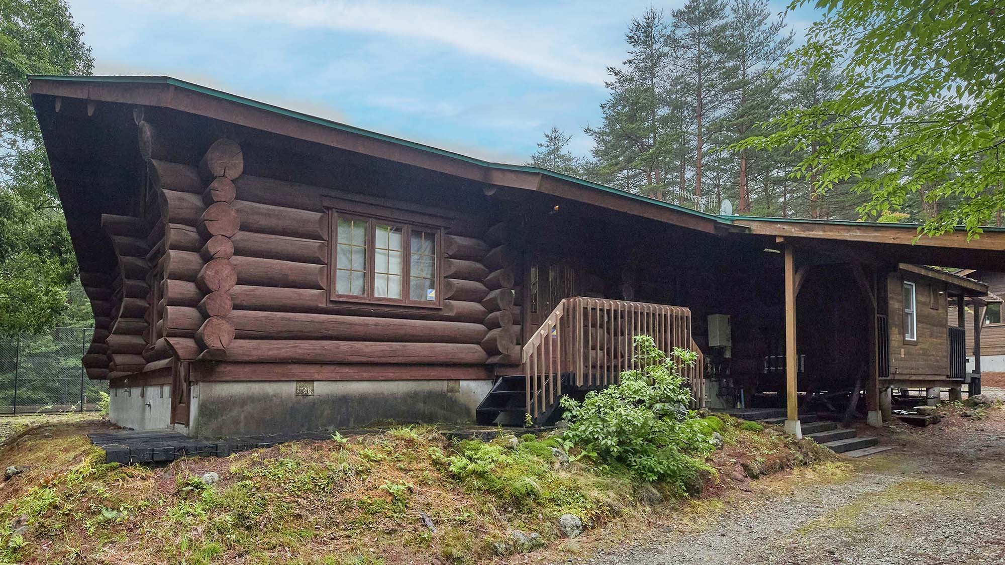 ・[Grace] Accommodates up to 15 people. A large log-style cottage with attractive large log walls.