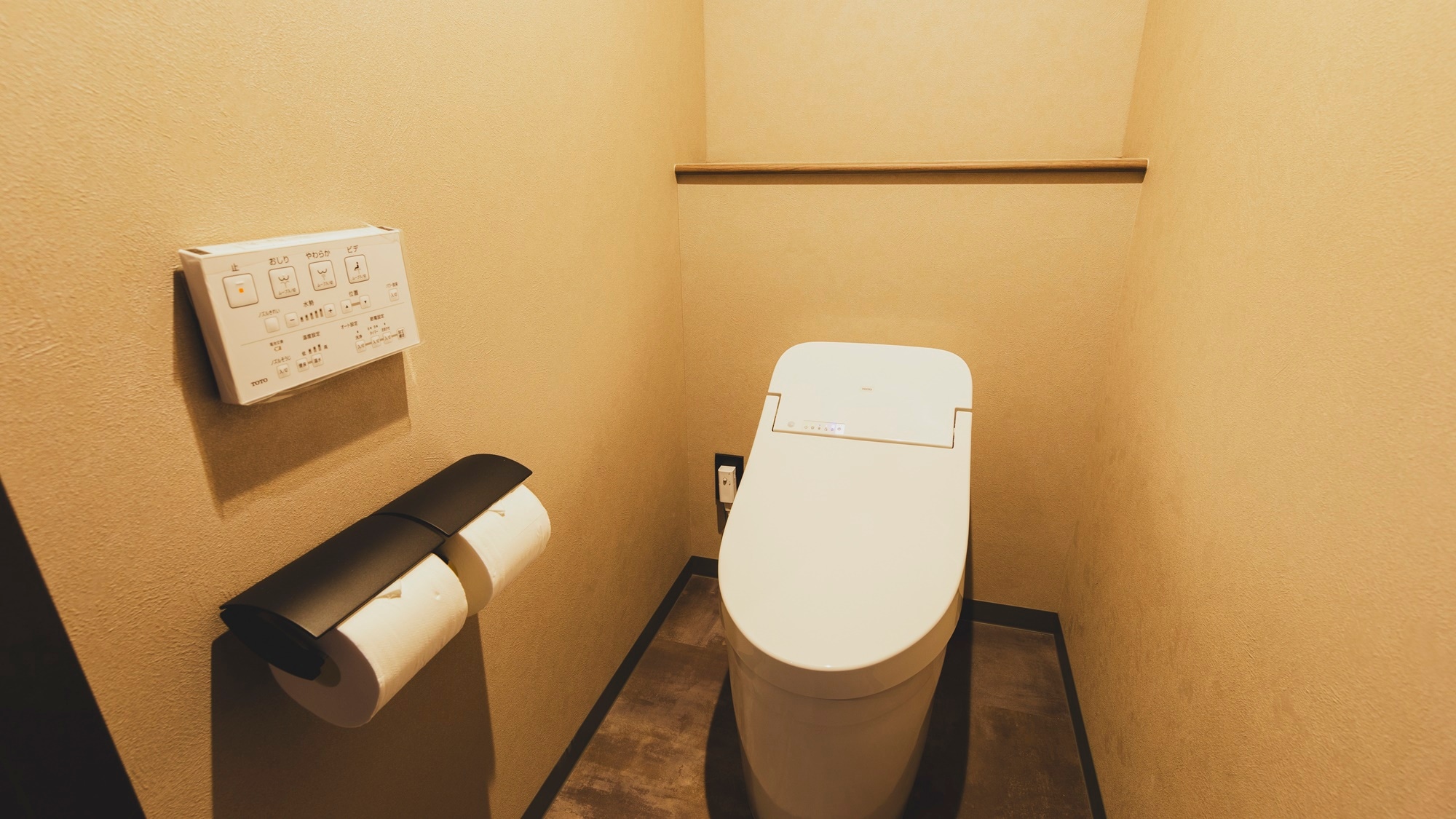 [Guest room example] An automatic flushing toilet with hot water function.
