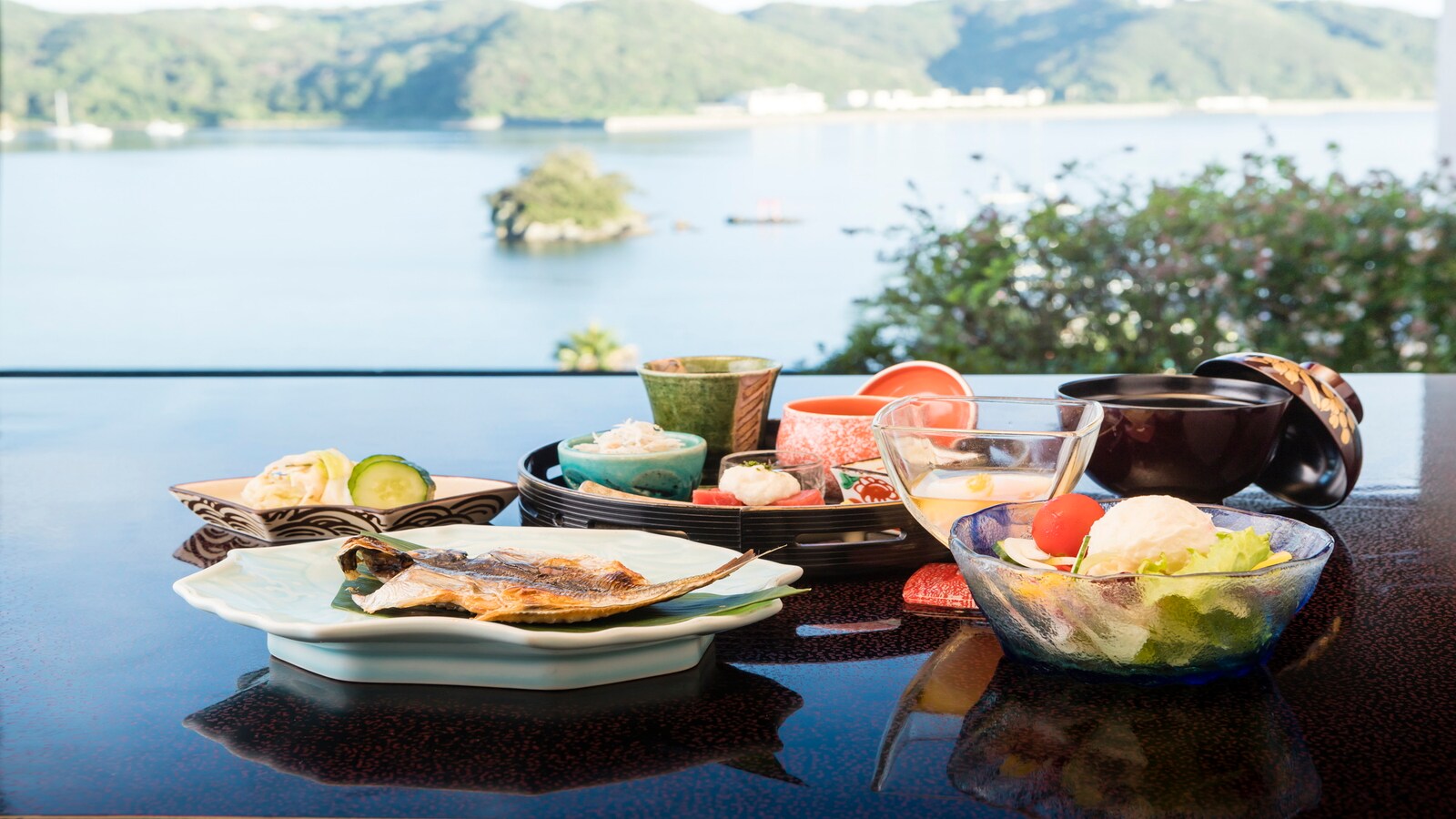 ■ Breakfast ■ Set meals in small bowls centered on dried fish, a specialty of Izu