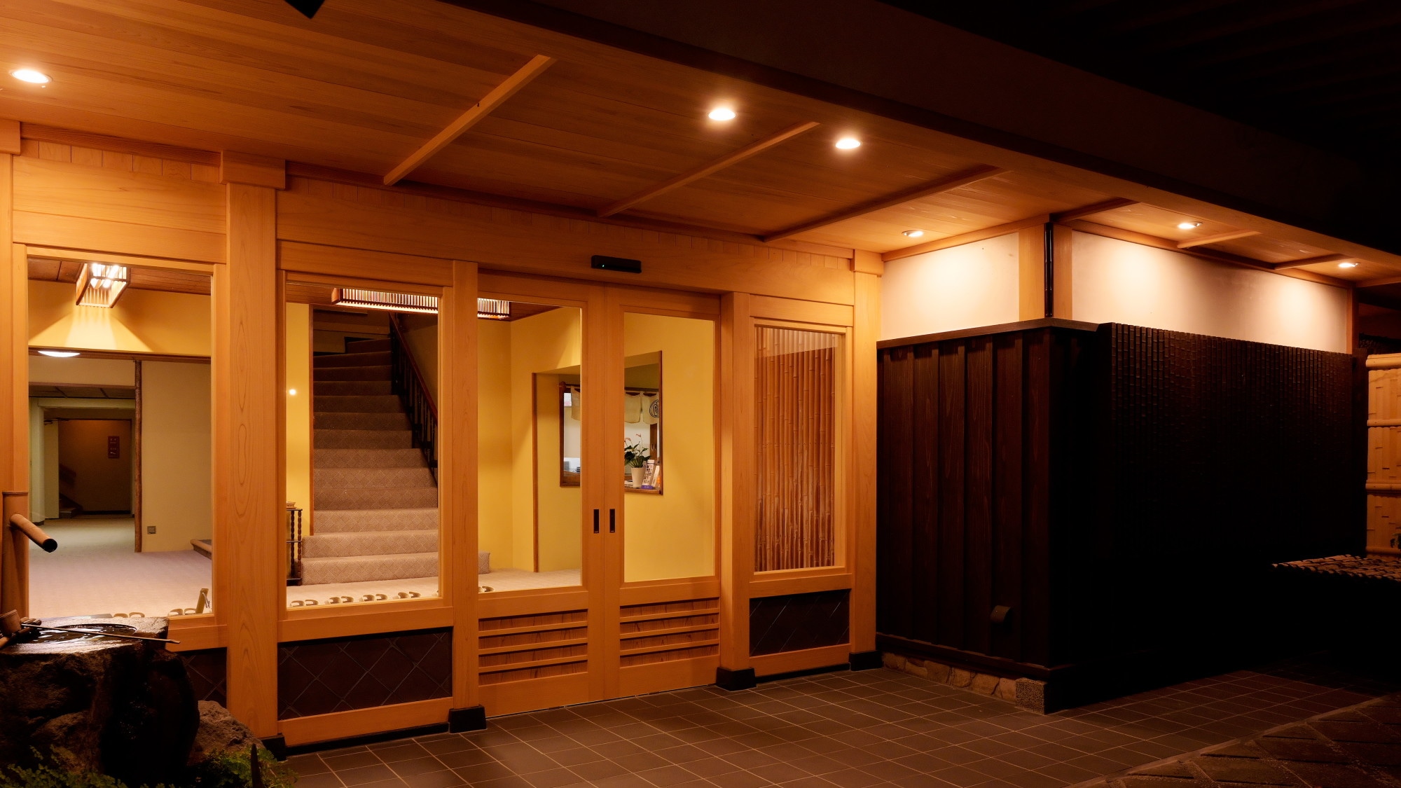 [建筑内部/入口（夜间）]