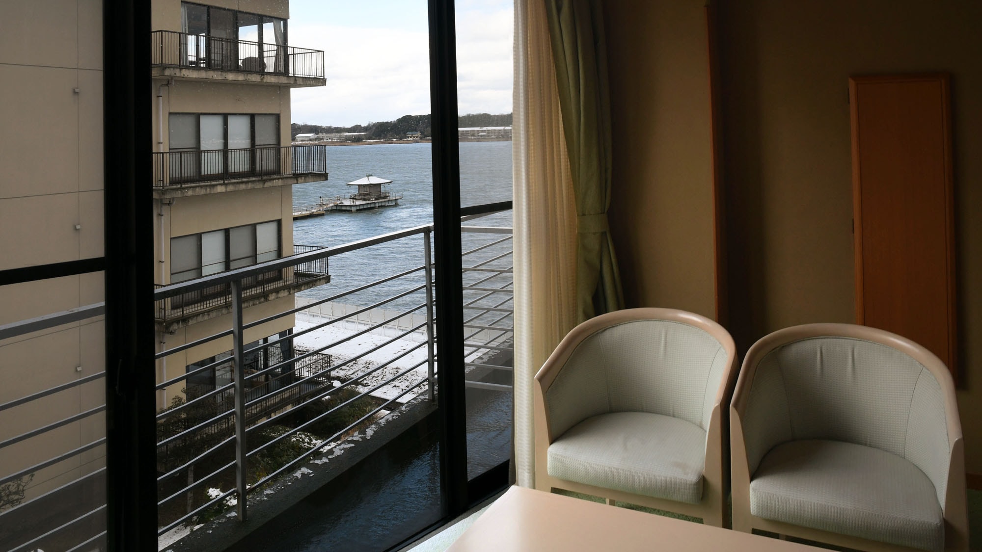 An example of a guest room with a rock bath hot spring (on the garden side, you can see the lake a little)