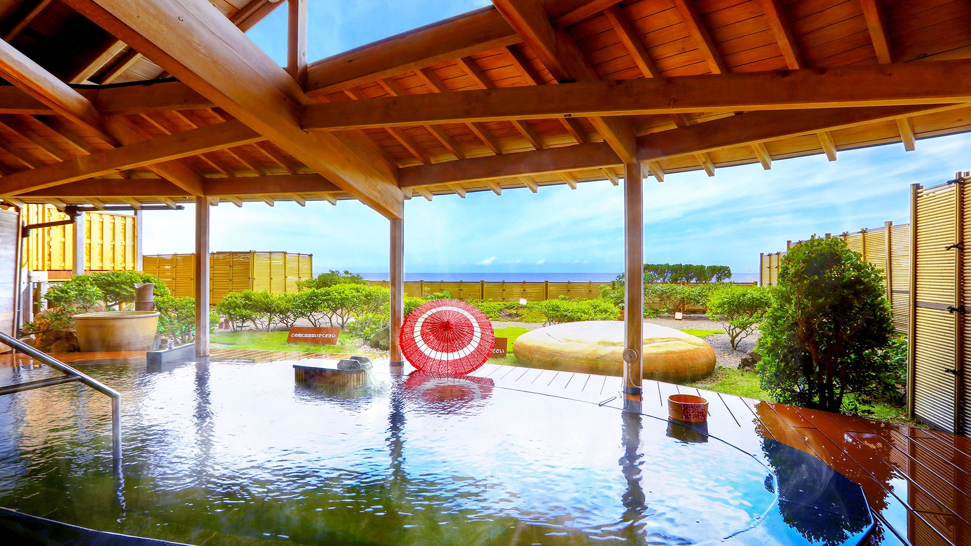 “日本海”男士露天浴池/无色透明、蓬松的氯化物温泉具有防止汗水蒸发的保温效果。