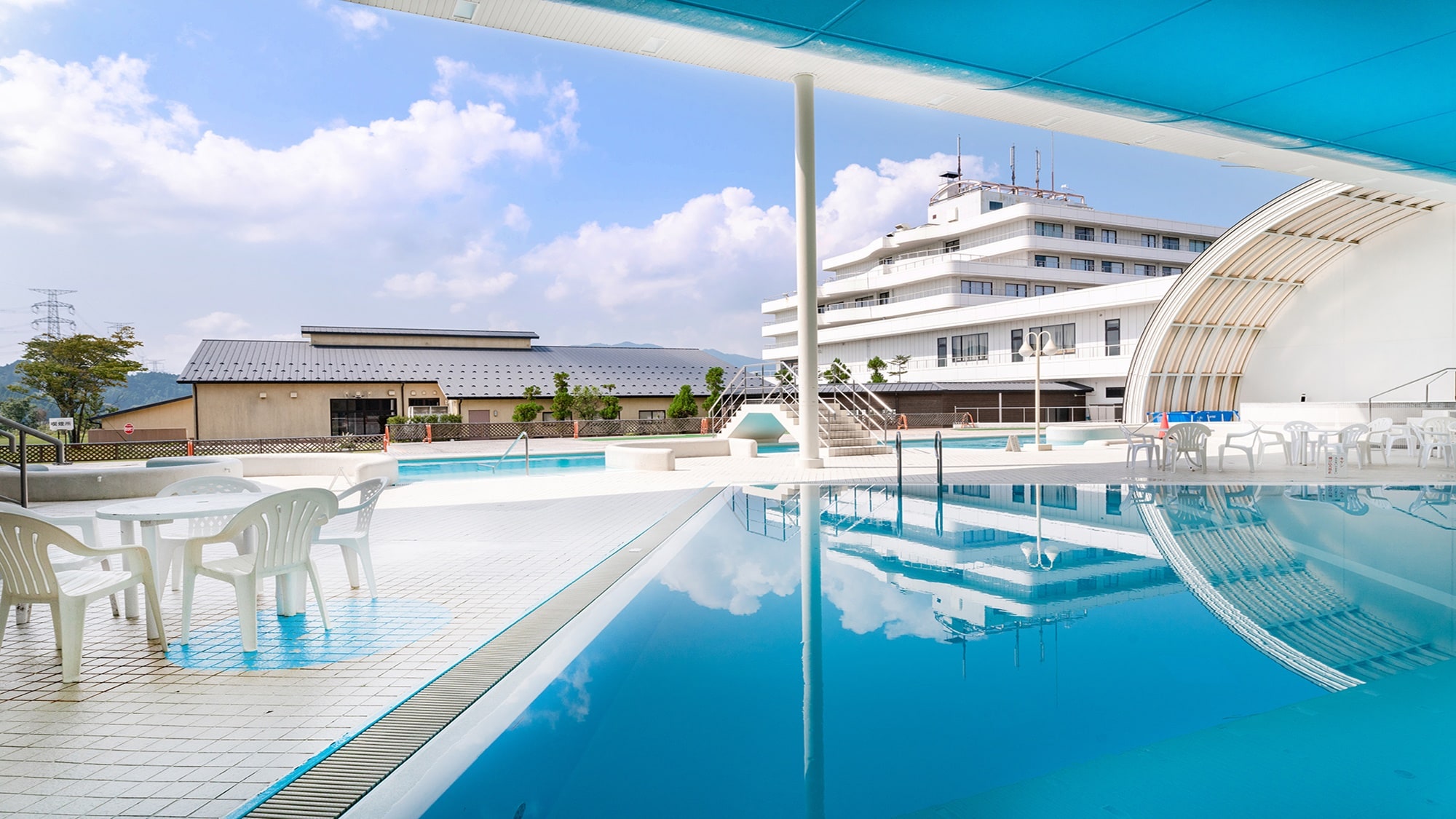 * [Aqua Palace] Sunny outdoor terrace