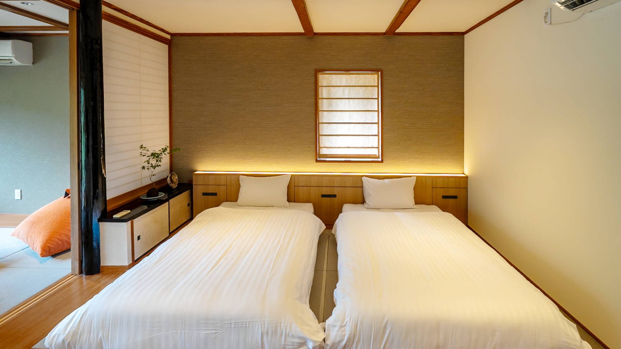 [Example of a Japanese-Western style room] This room is a Japanese-style room, but it is equipped with a low bed on a raised platform.