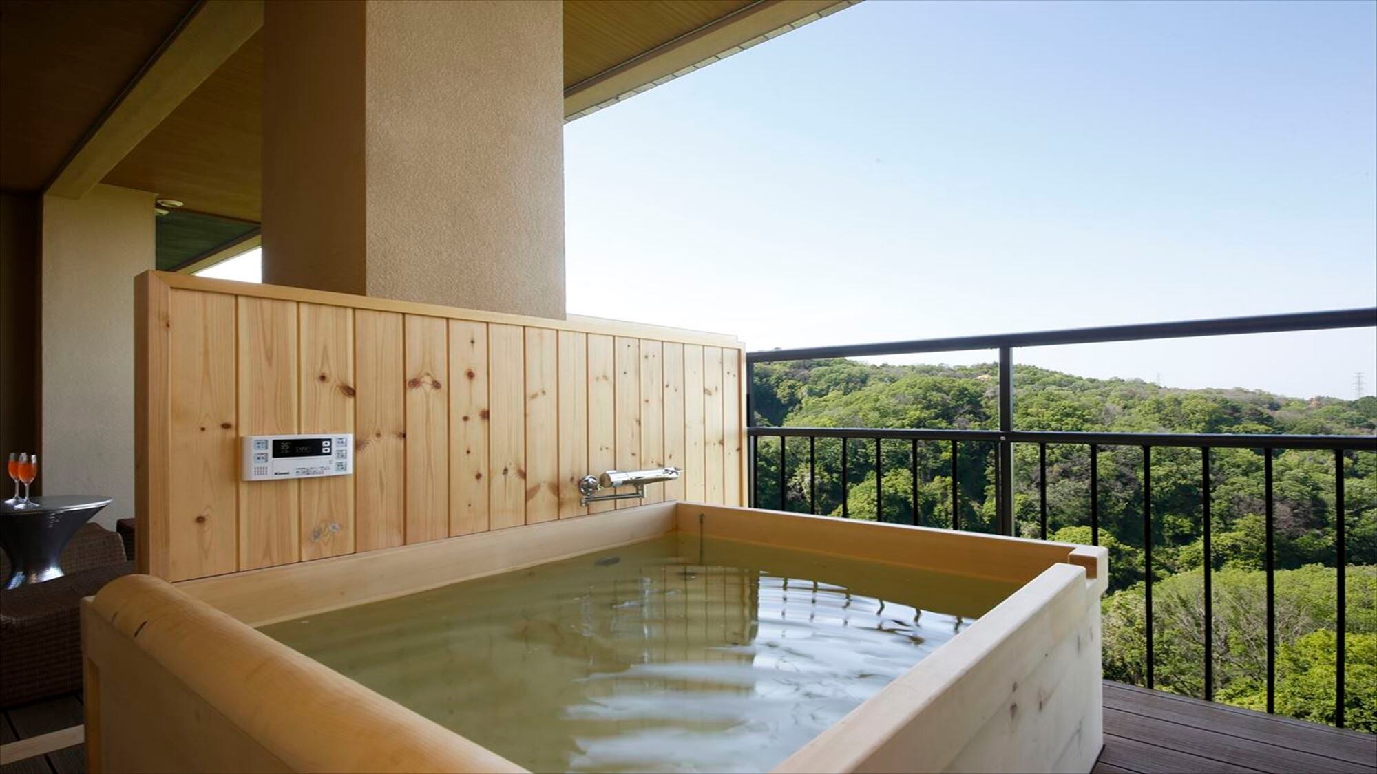 ZEKKEI An open-air bath in a suite with a sleeping bath. The ridgeline of the mountains is at eye level