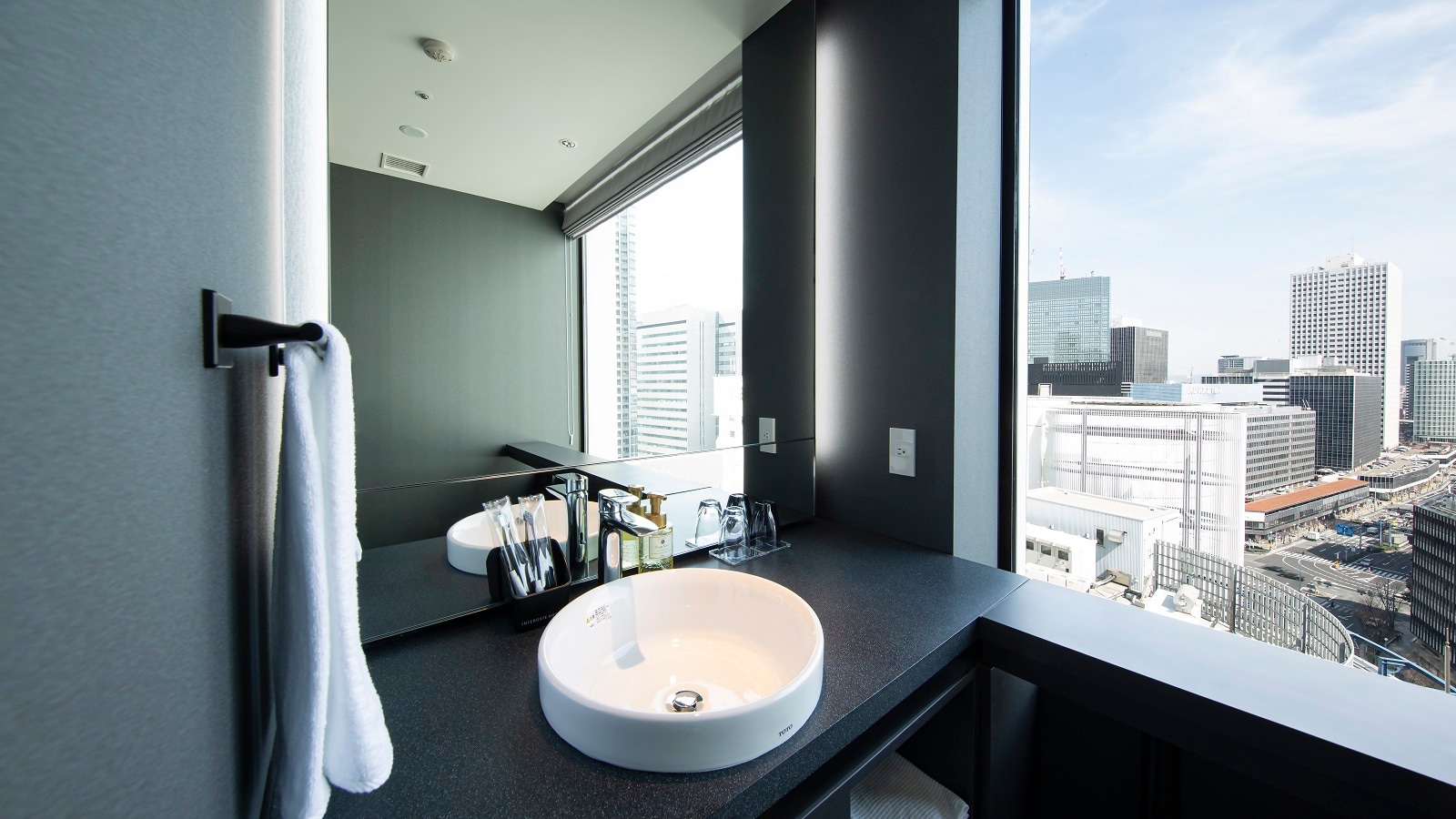 [Corner Deluxe Twin Room | Washbasin]