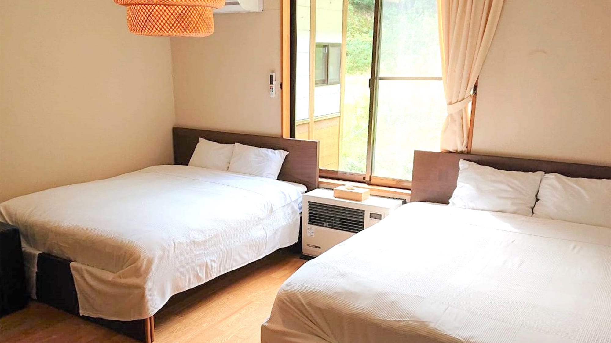 ・[Example of a Western-style room] Equipped with 2 queen-size beds and 1 sofa bed