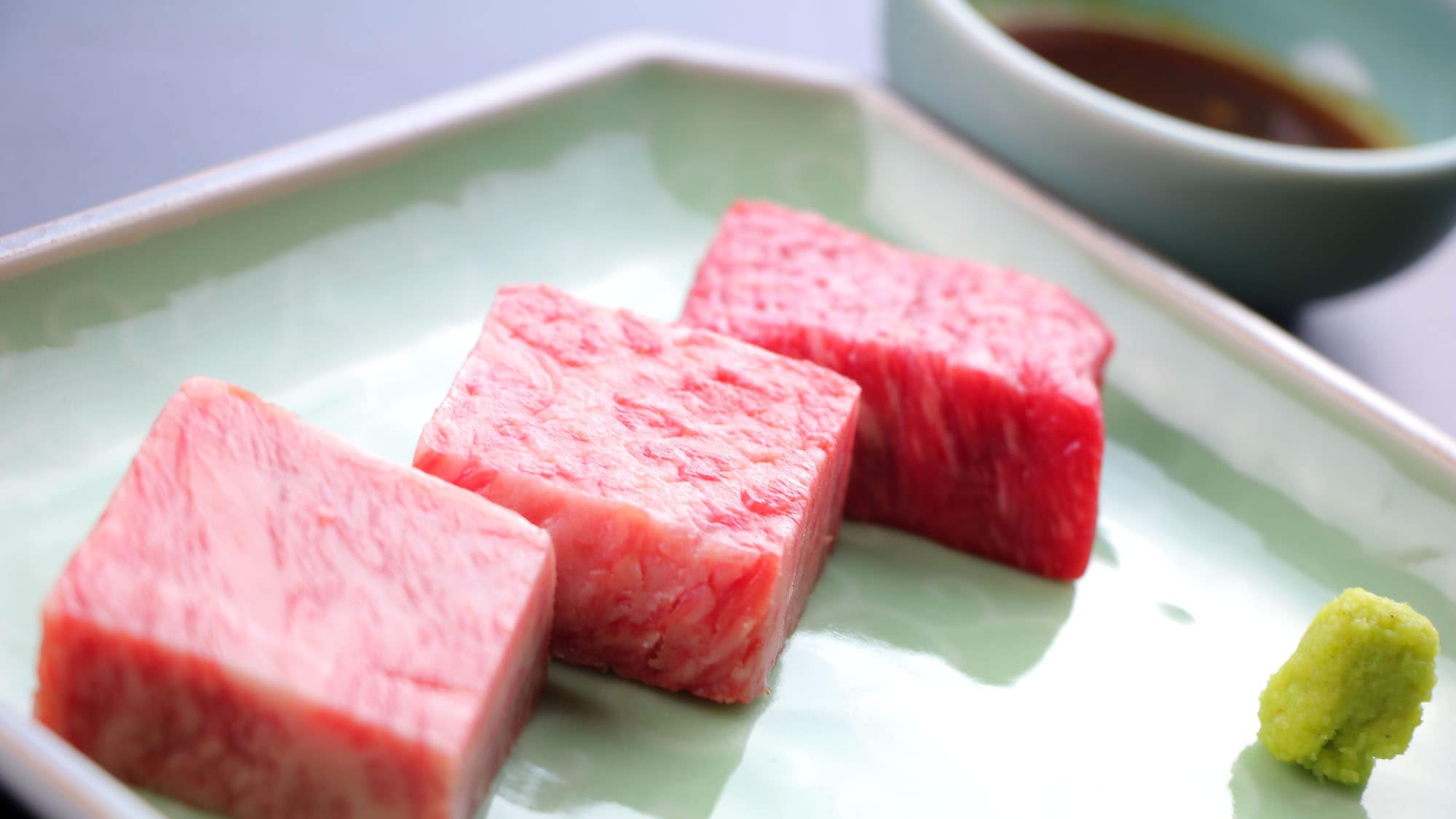 夏季怀石料理示例：石烤宫崎牛肉 - 里脊肉、一骨肉、新新肉（盐、芥末、酱汁）
