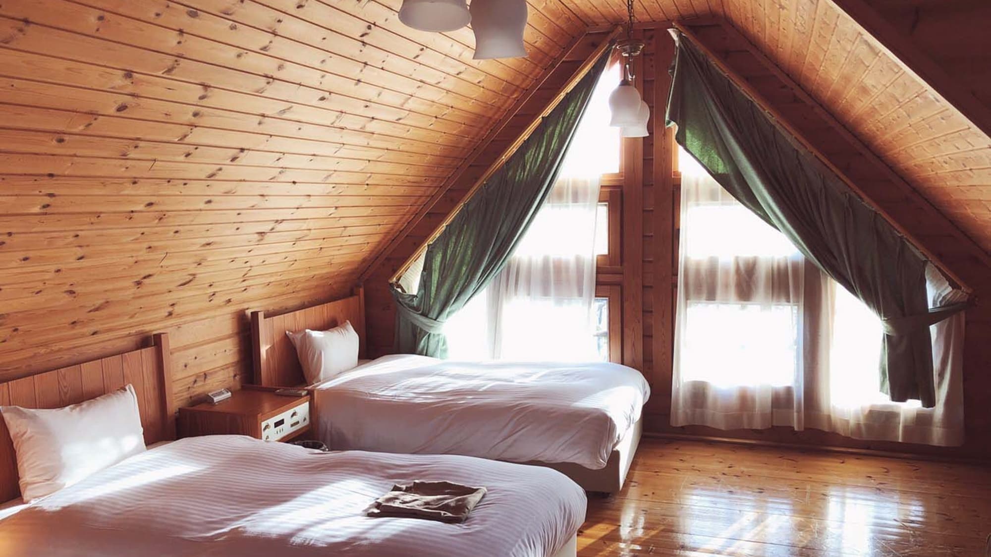 * [Log house] A log house full of warmth of wood. The bedroom on the second floor where the light shines.
