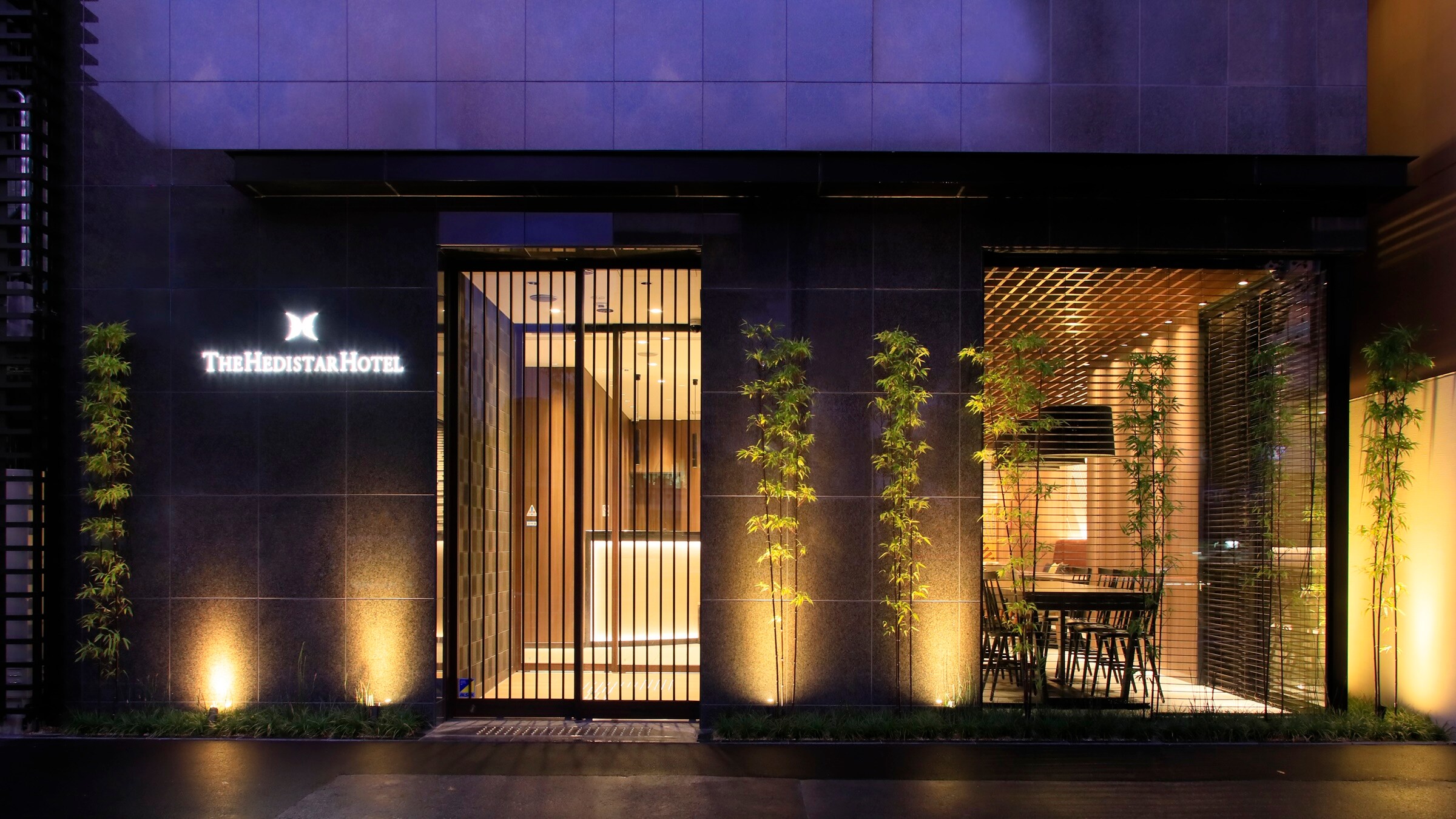 [Entrance] A hotel where you can feel Kyoto, standing along Horikawa-dori, a main street that runs north and south through Kyoto city.