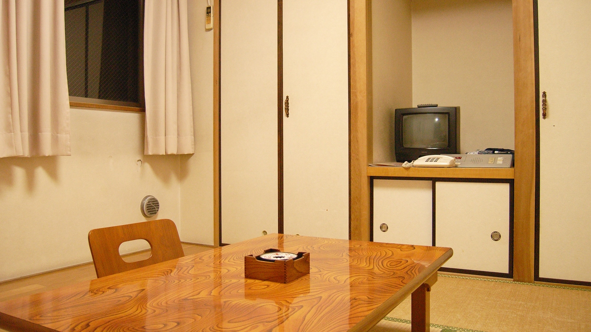 *[Room] This is an example of a Japanese-style room. All rooms are equipped with a unit bath.