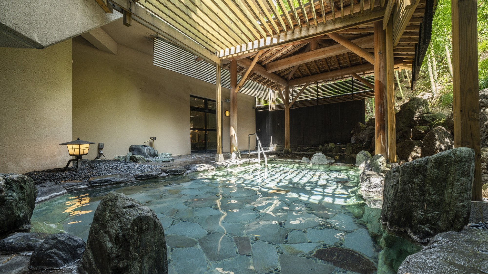Yumura Onsen, which has prospered as a hot spring resort since the Heian period, is ideal for relaxing.