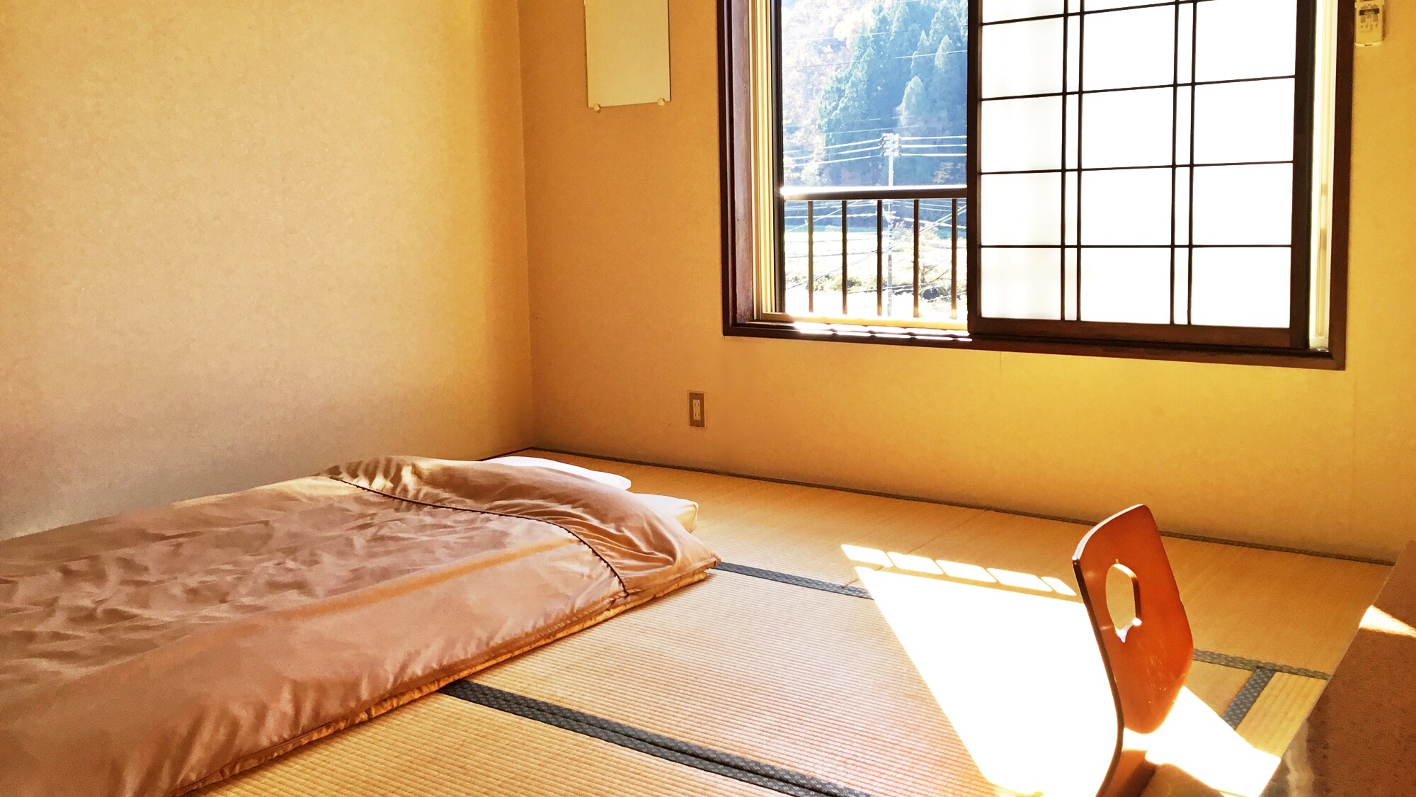 * [Example of guest room] Japanese-style room 8 tatami mats: A room where light shines through a large window.