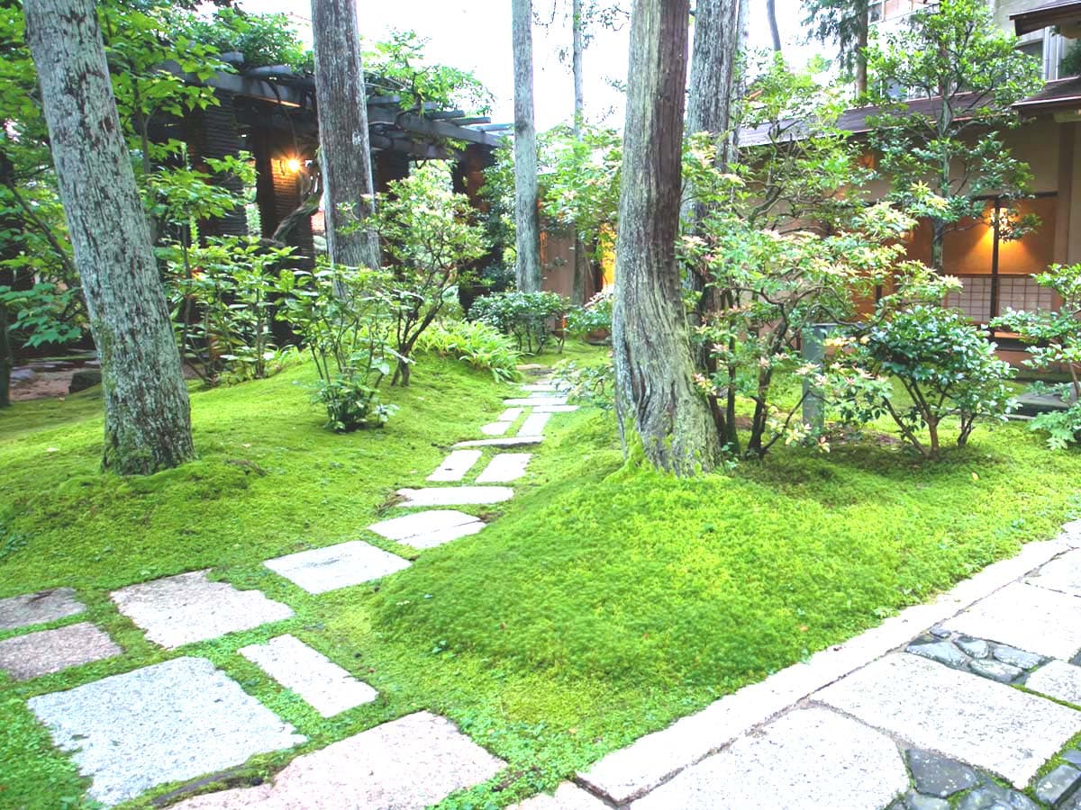 [With free-flowing hot springs / detached / Enmeikaku] The detached "Enmeikaku" located in the center of the Japanese garden is an important cultural property of the country.