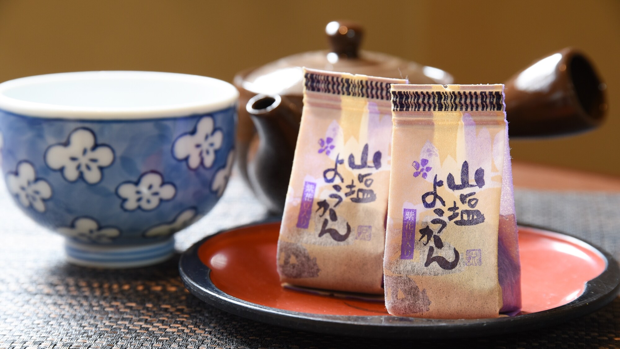 *[Example of a guest room] Enjoy some warm tea and sweets to soothe your travel fatigue.