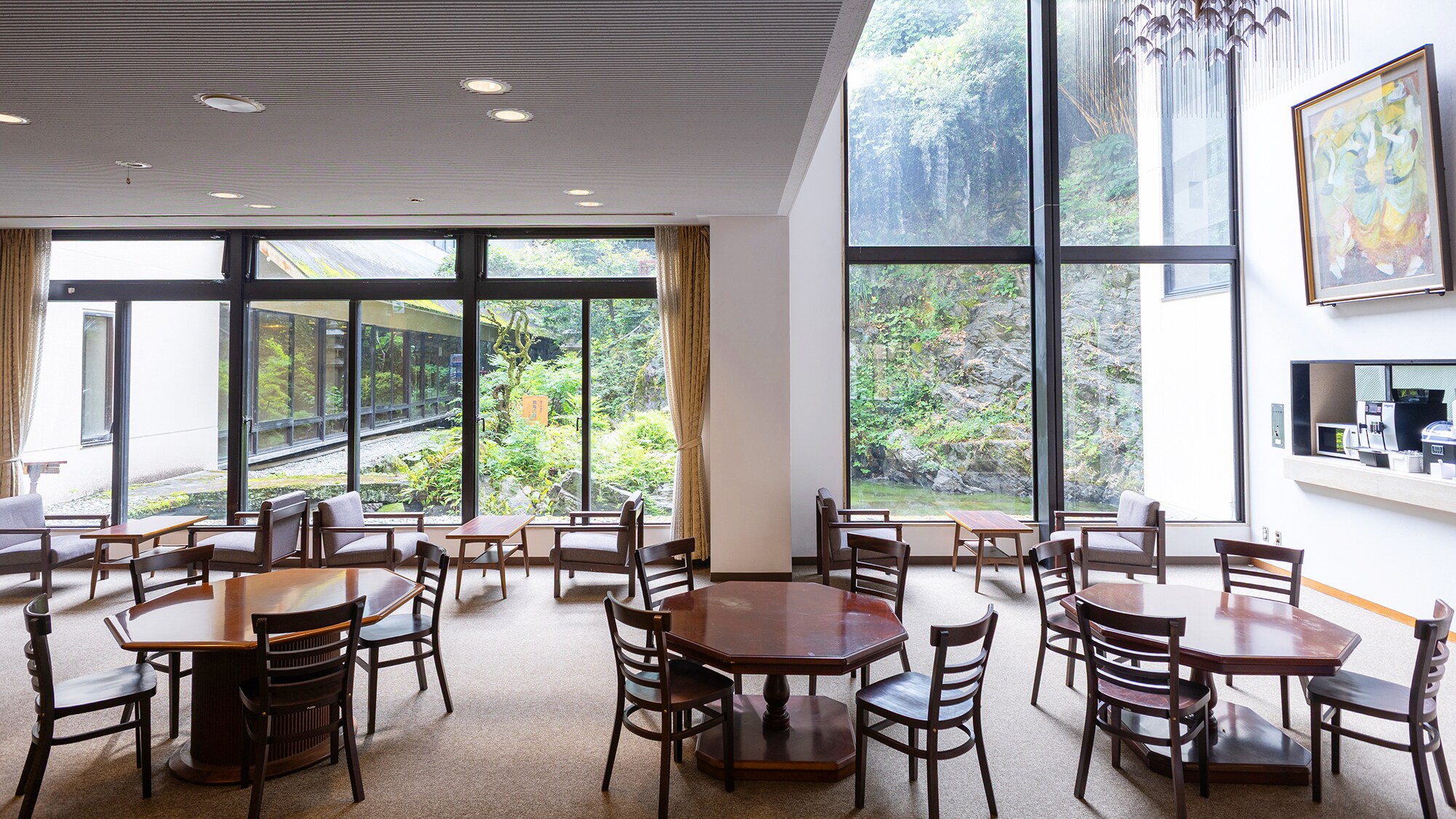 [Lobby] Relax with a cup of coffee in hand.