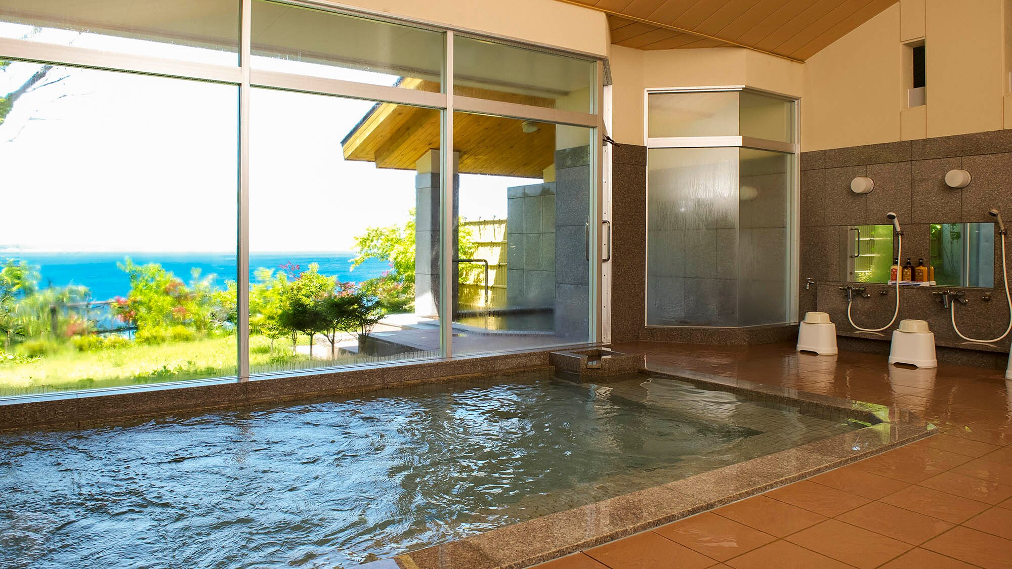 ・Stretch out your limbs and relax in the spacious public bath.