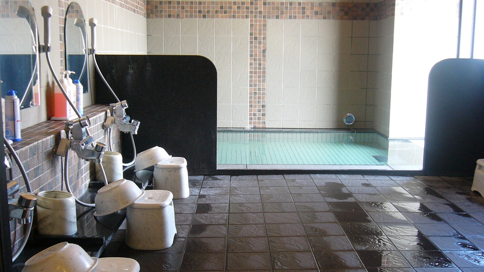 Inside the men's bath ☆ Shampoo, conditioner, body shampoo, shaving foam installed ☆
