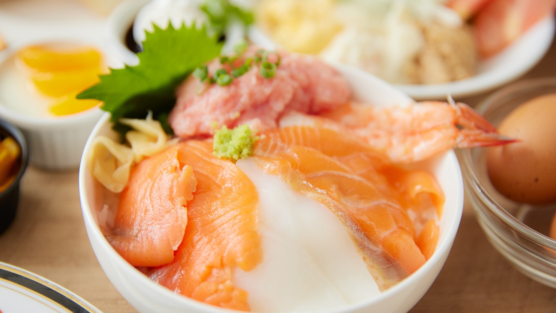 [Prasmanan sarapan] Semangkuk nasi hidangan laut yang dapat Anda tambahkan topping kesukaan Anda sebanyak-banyaknya.