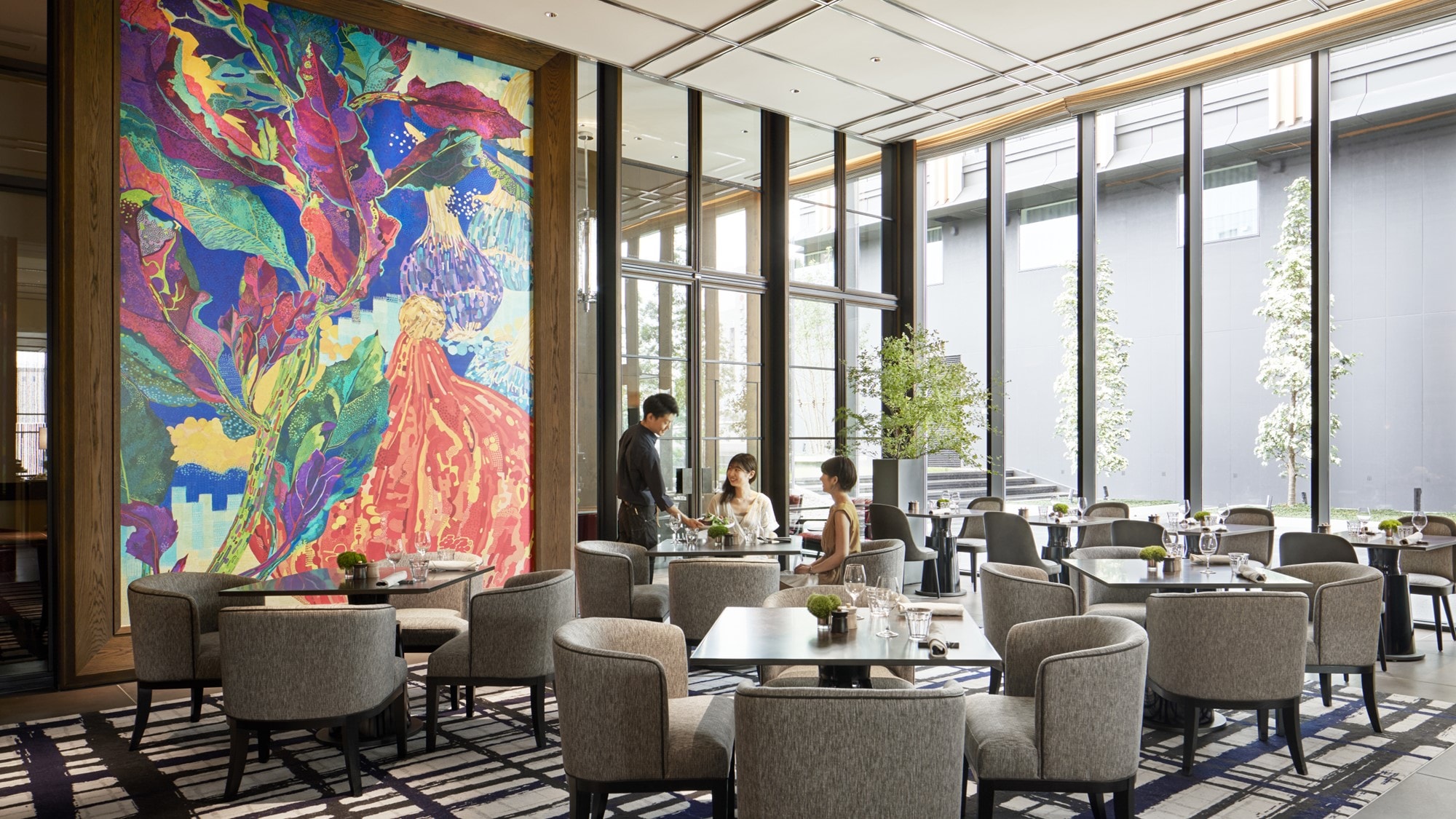 FIVE Grill & Lounge 白天营业