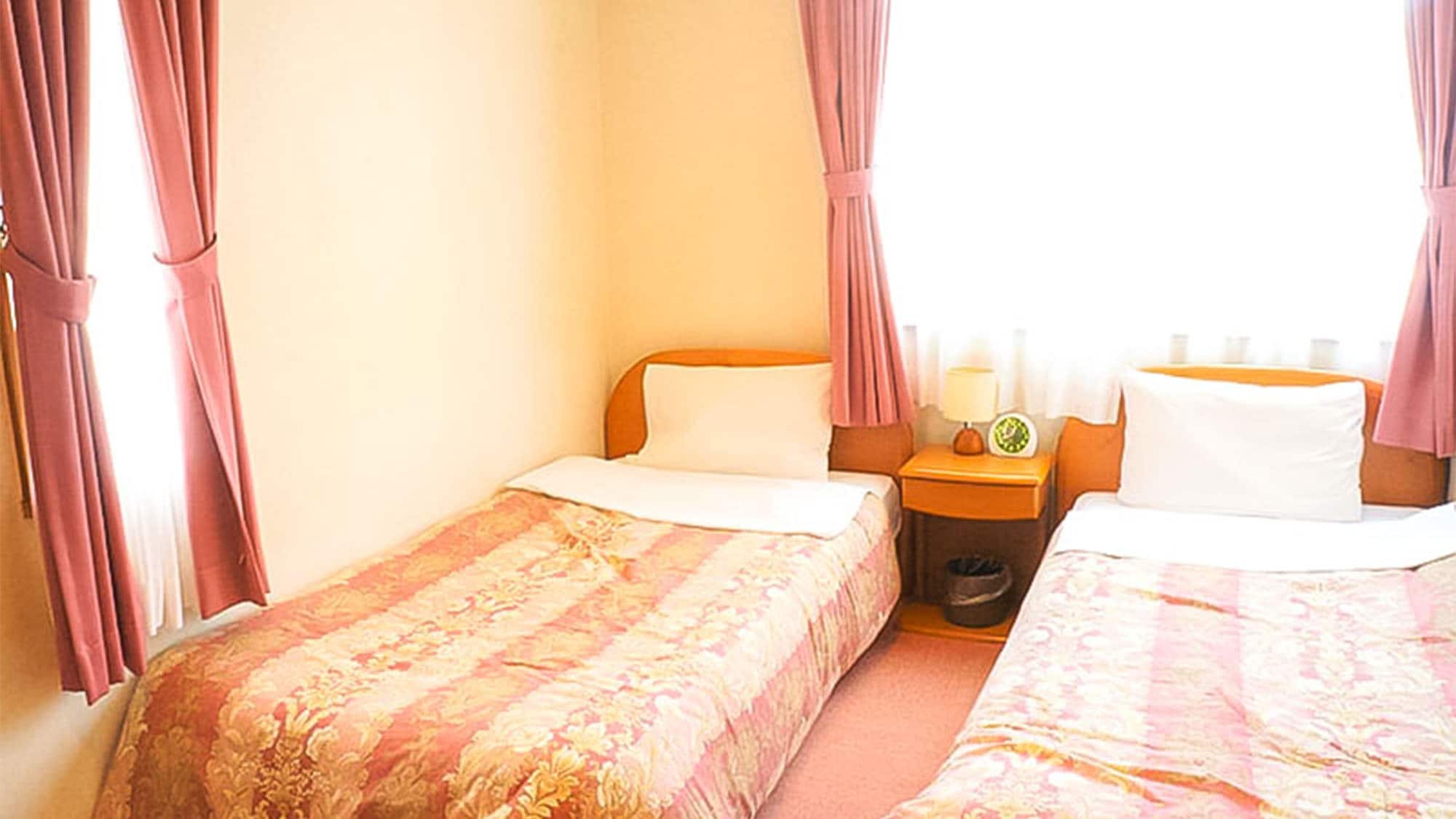 Contoh kamar twin: Dilengkapi dengan 2 single bed. Tersedia untuk 2 orang
