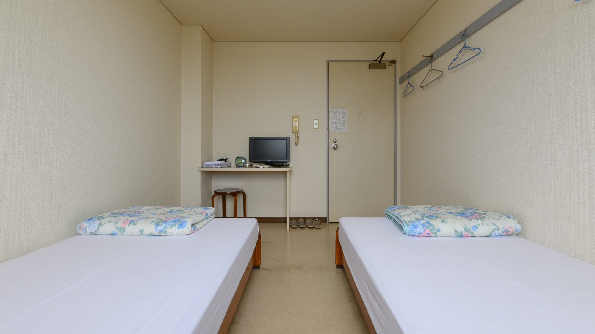 [Smoking] Twin room (no bath or toilet)