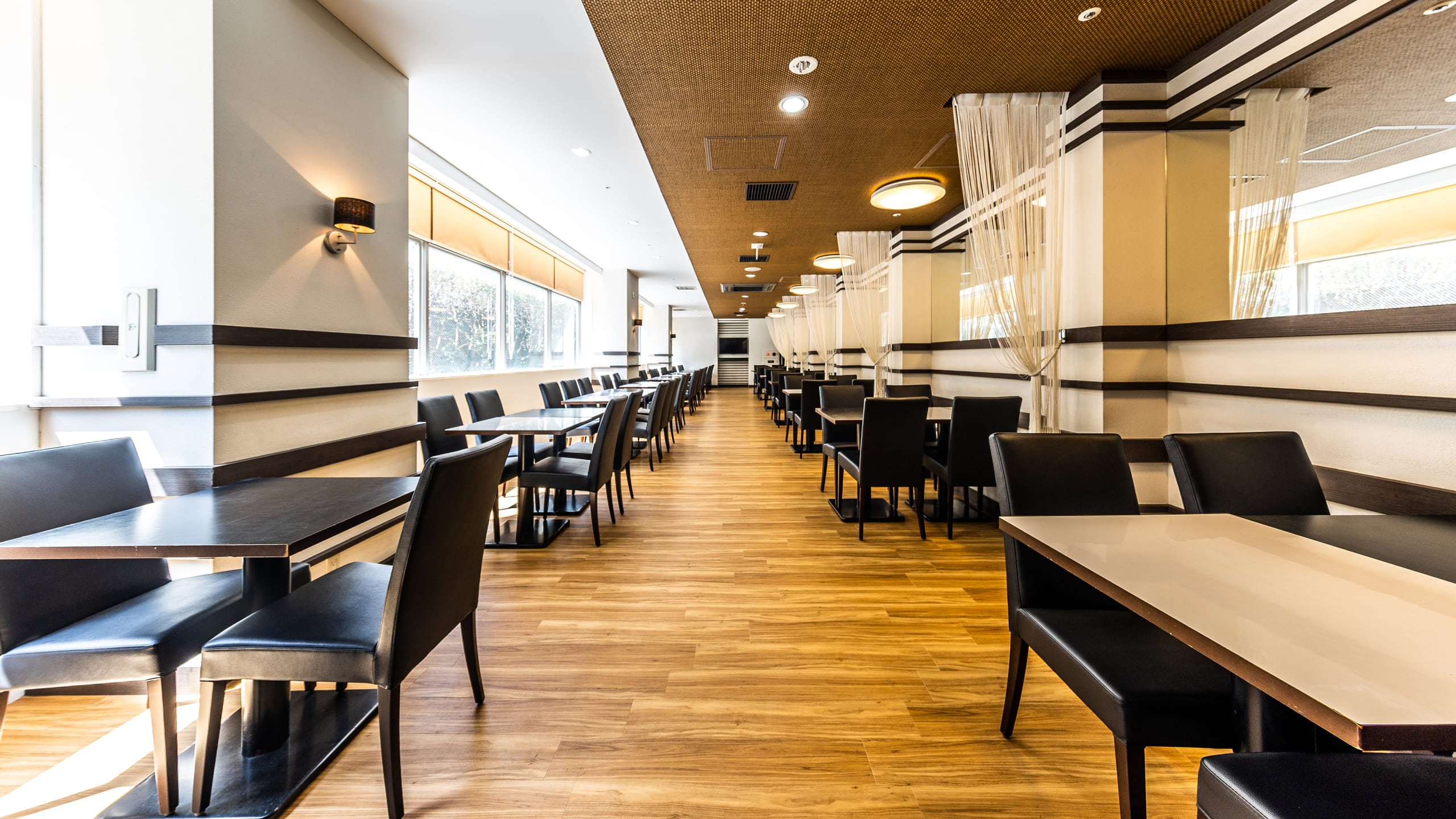 Di dalam restoran “La Veranda”