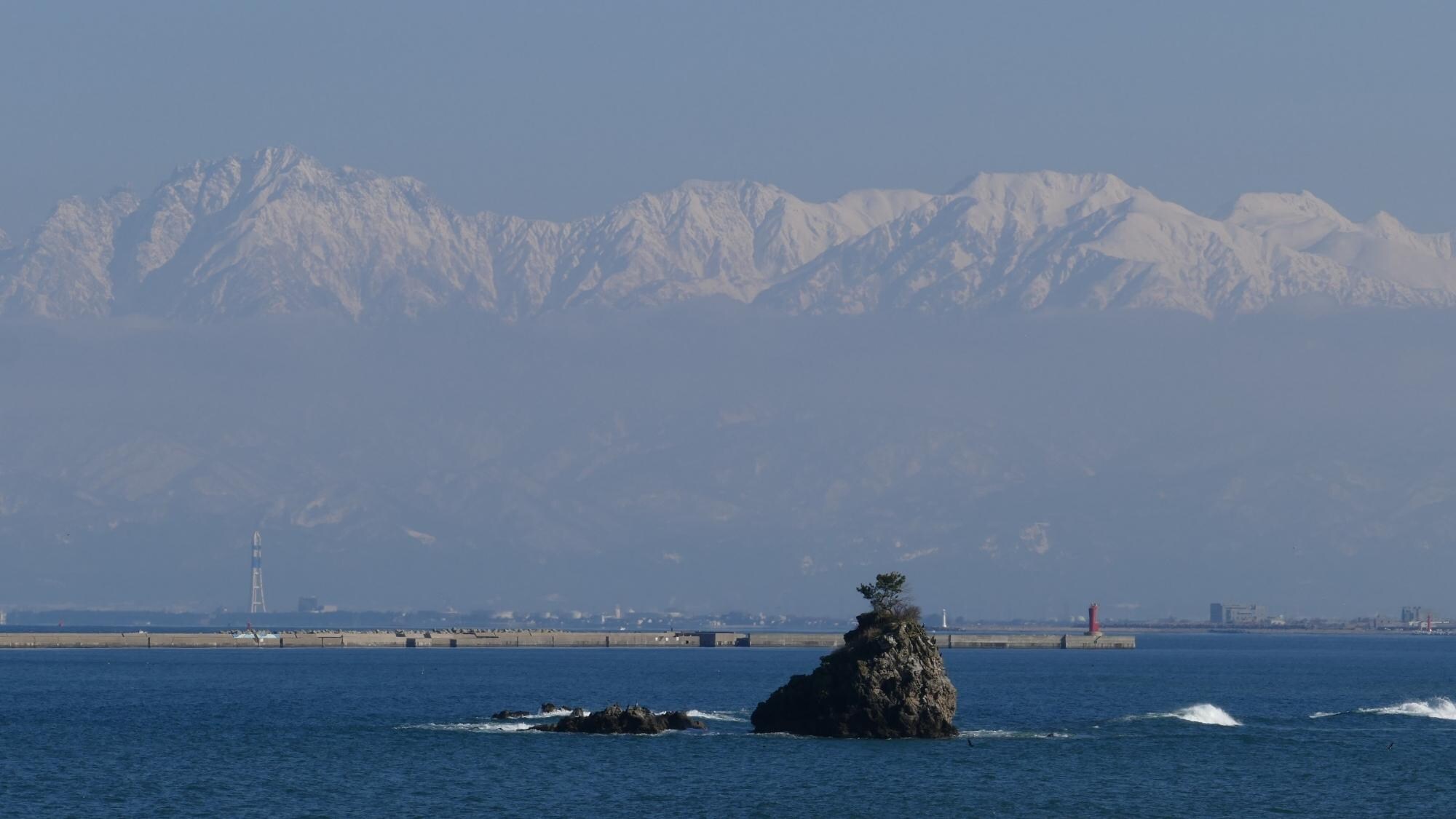 在晴朗的日子里，可以看到雄伟的立山山脉。