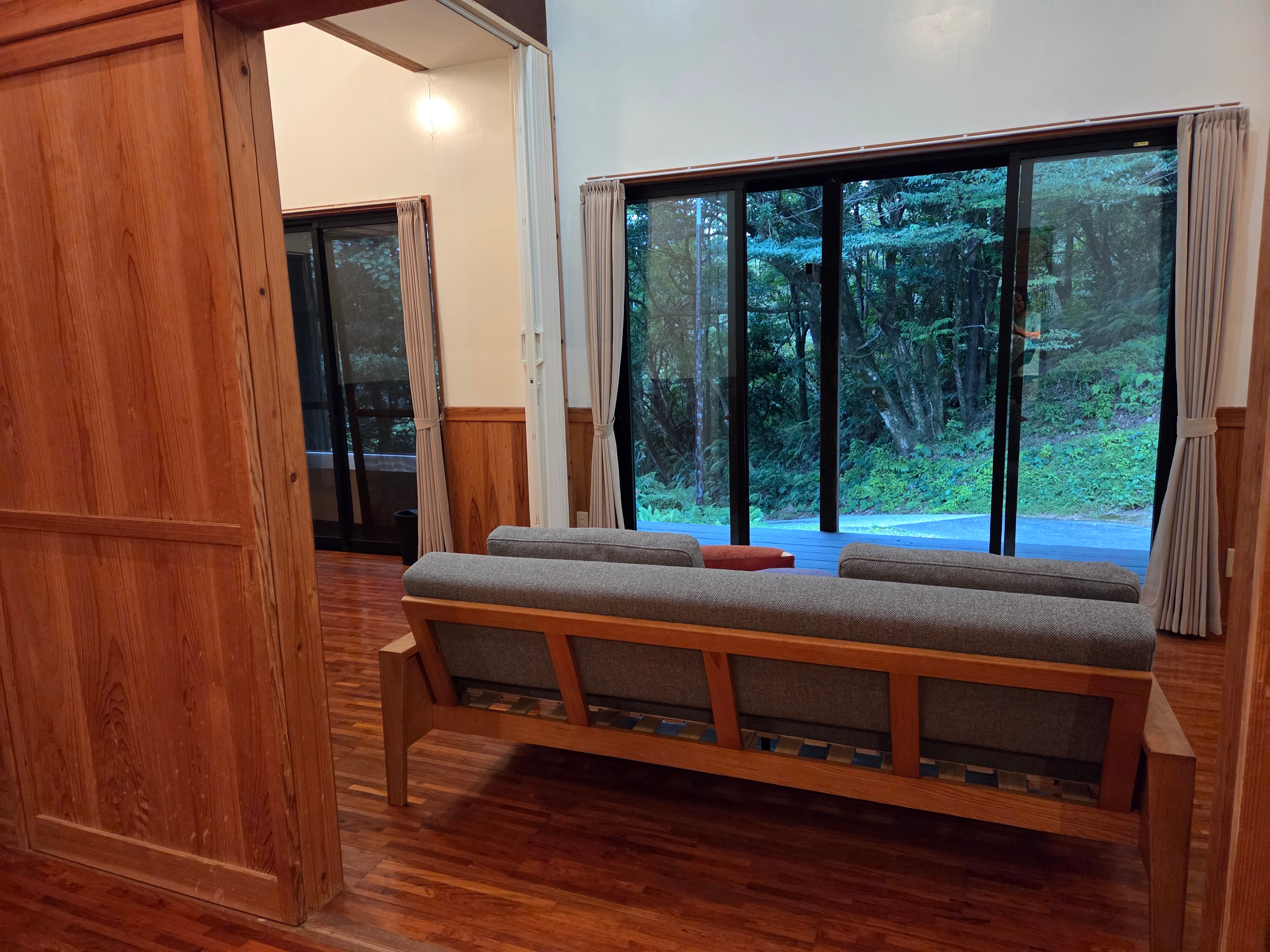 A relaxing space where you can enjoy the view of greenery outside the window.