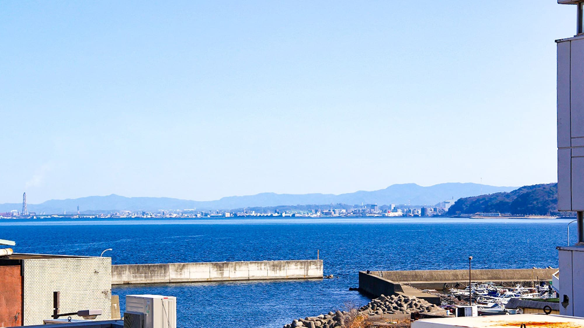 ・[Room 403/View] Relax while looking out at the ocean in the distance♪