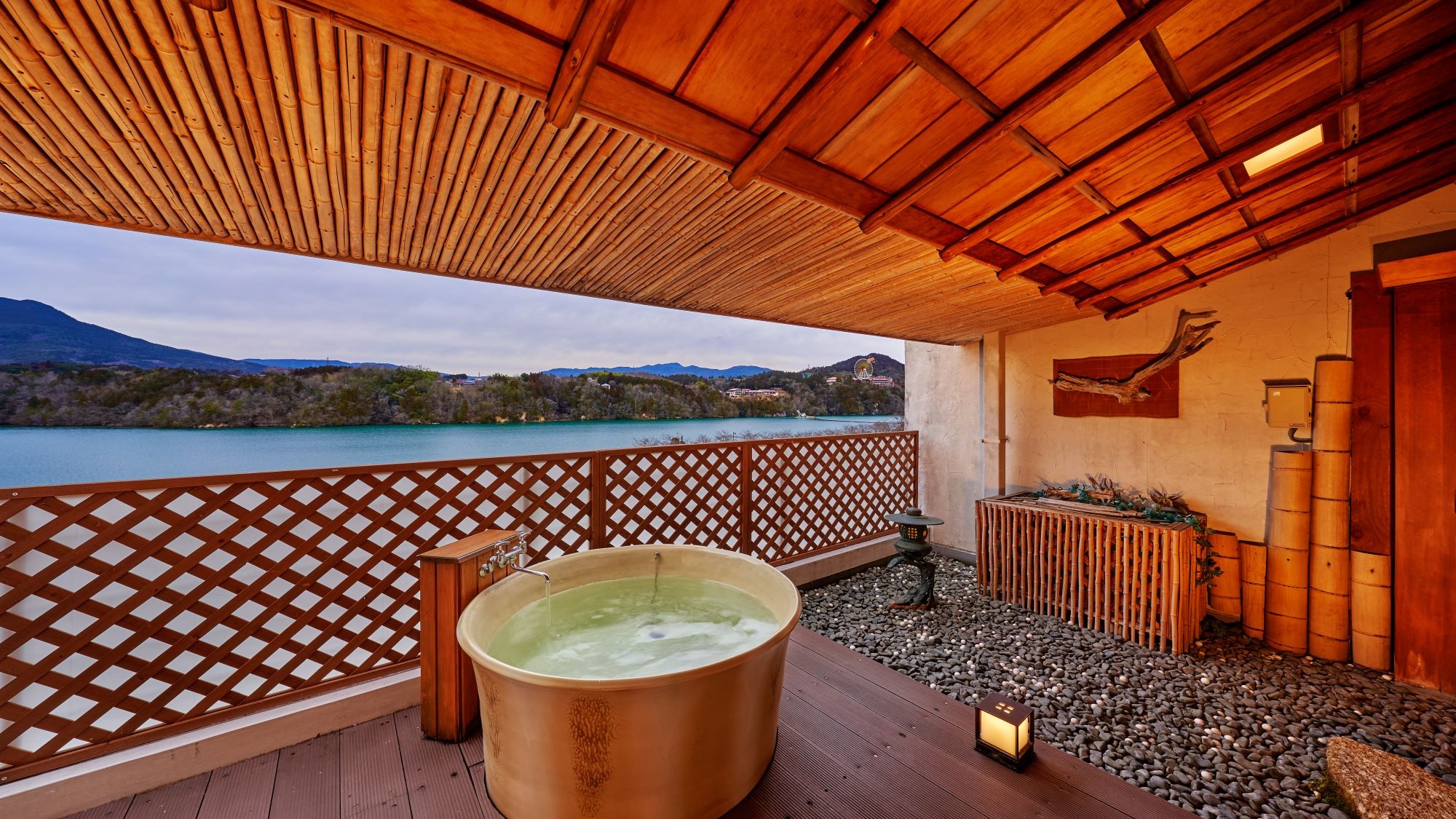 ห้องพักสไตล์ญี่ปุ่น 2 ห้องพร้อมอ่างอาบน้ำโอเพ่นแอร์ที่เหนือกว่า * ตัวอย่างห้องอาบน้ำกลางแจ้งสำหรับแขก