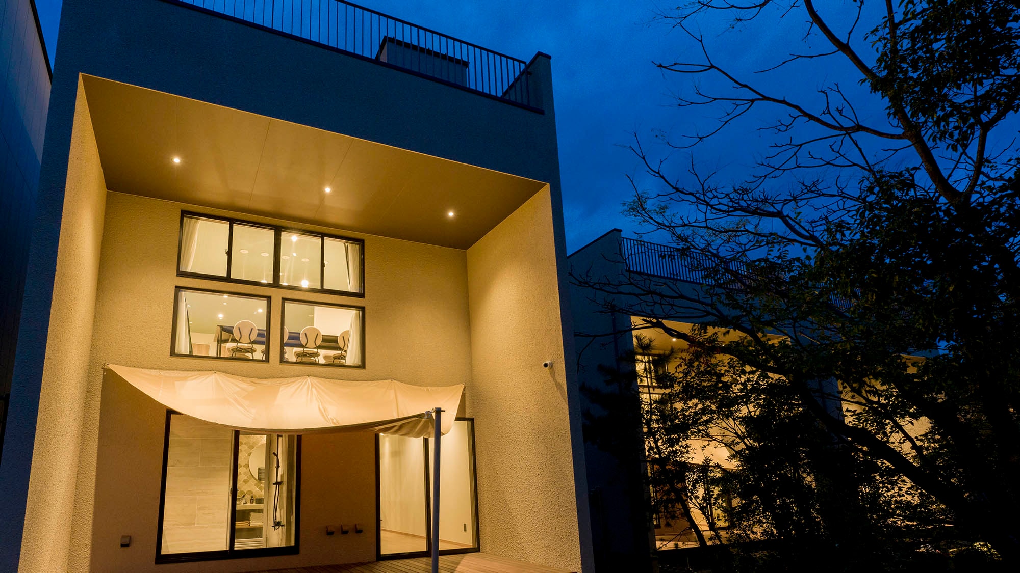 [Gedung C] Eksterior (saat senja)