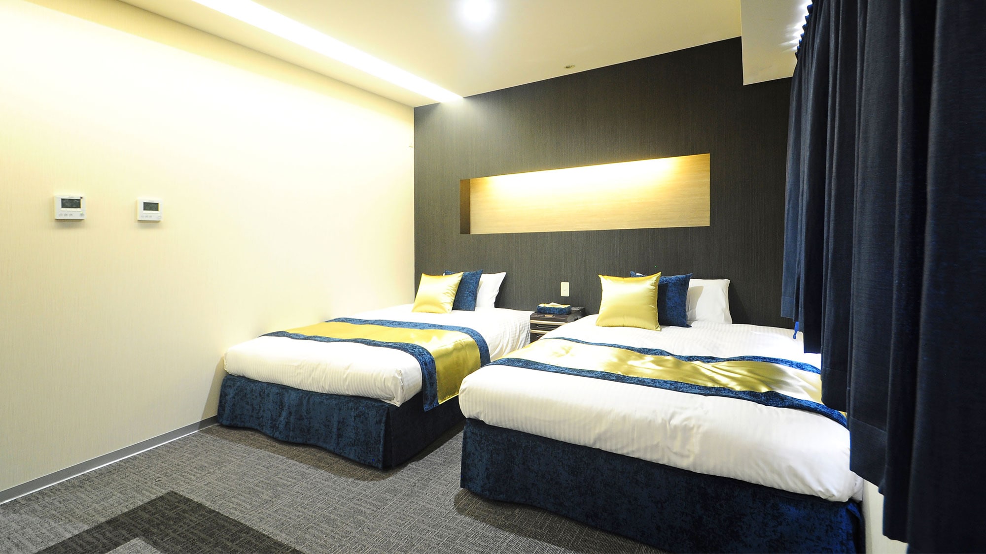 [Japanese-Western room] A large double bed.