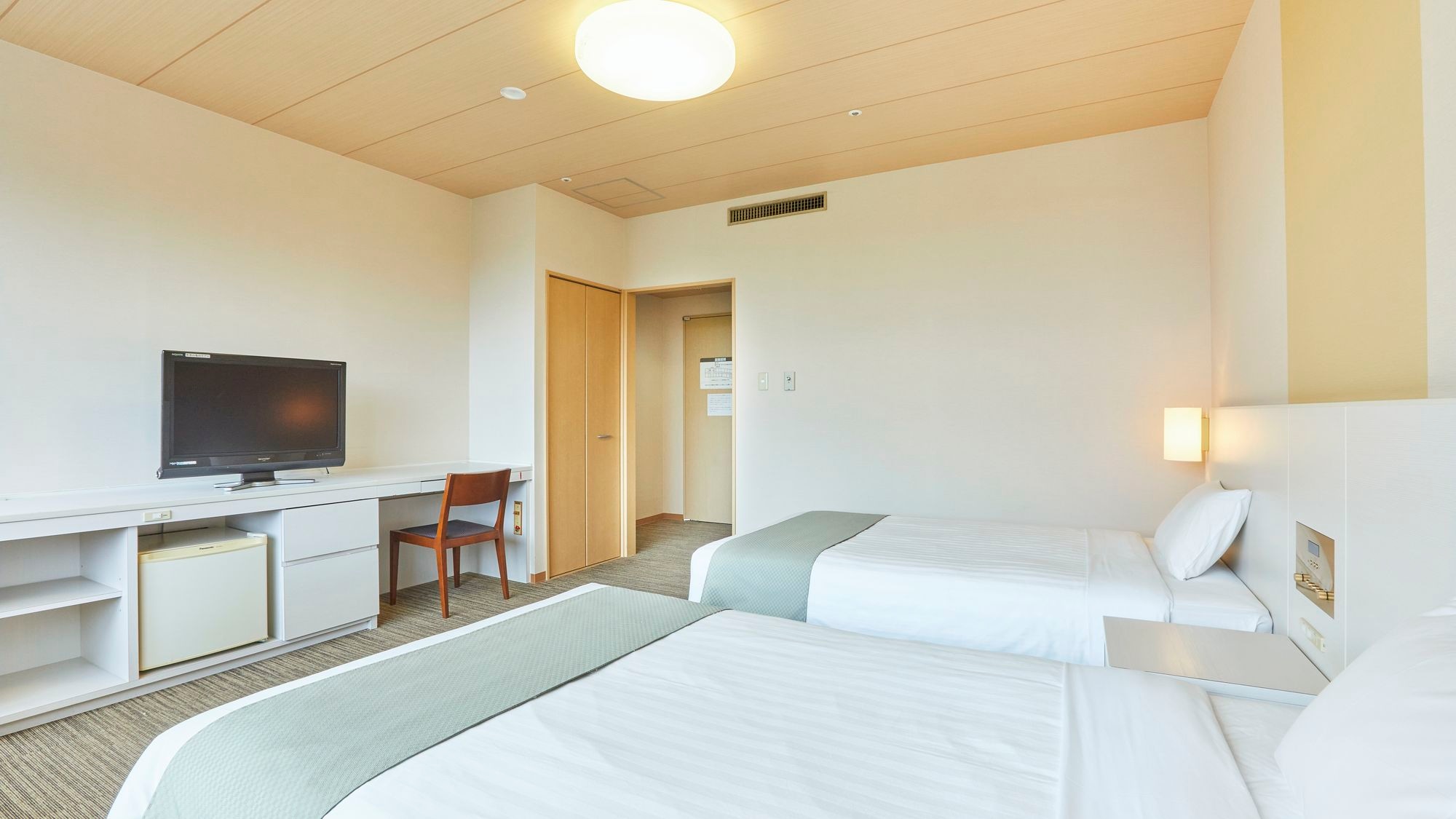 【标准双床房】一间舒适的客房，配有两张半双人床。