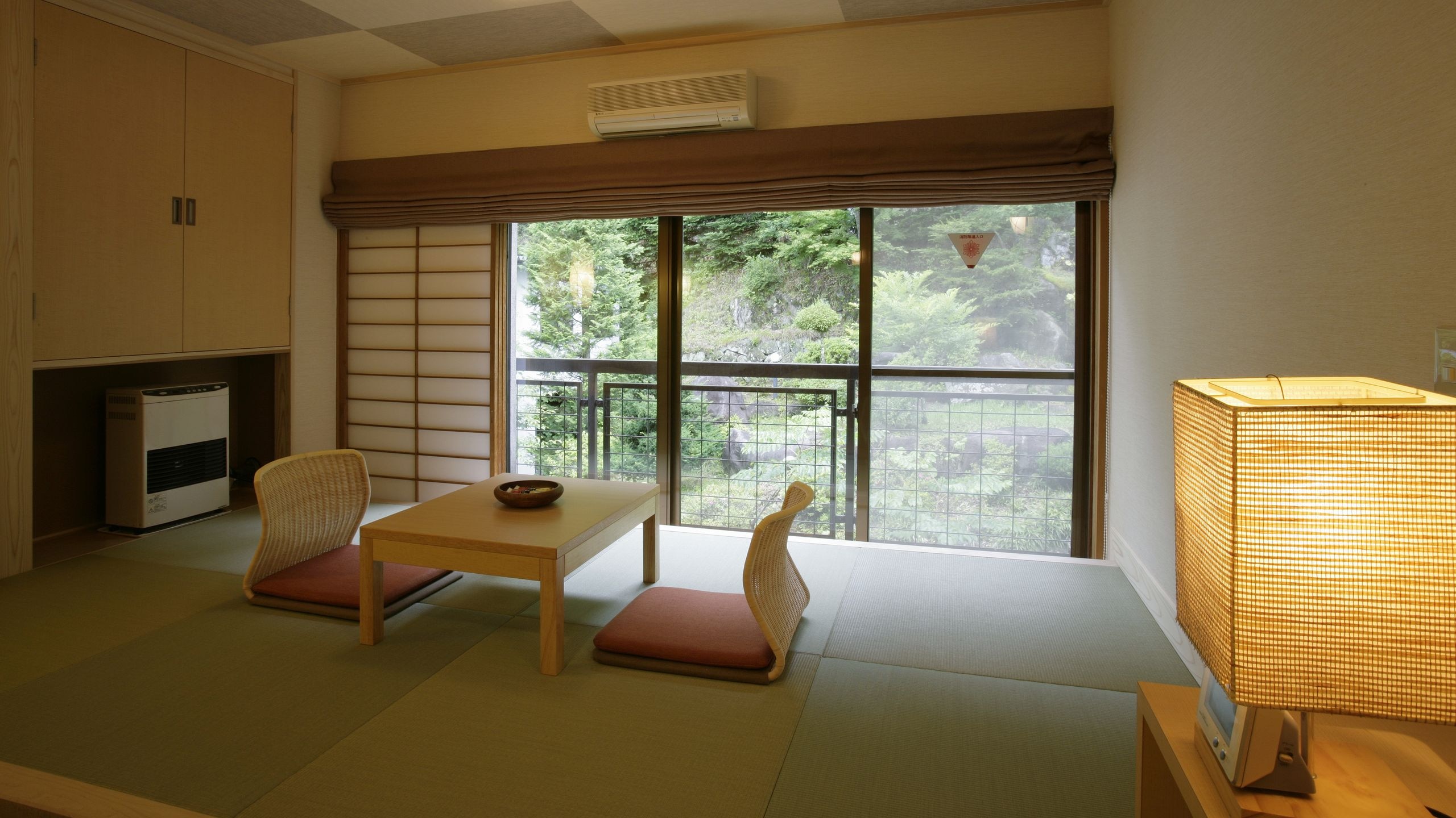 [Renewal guest room on the 4th floor] Japanese and Western room type (small rise room)