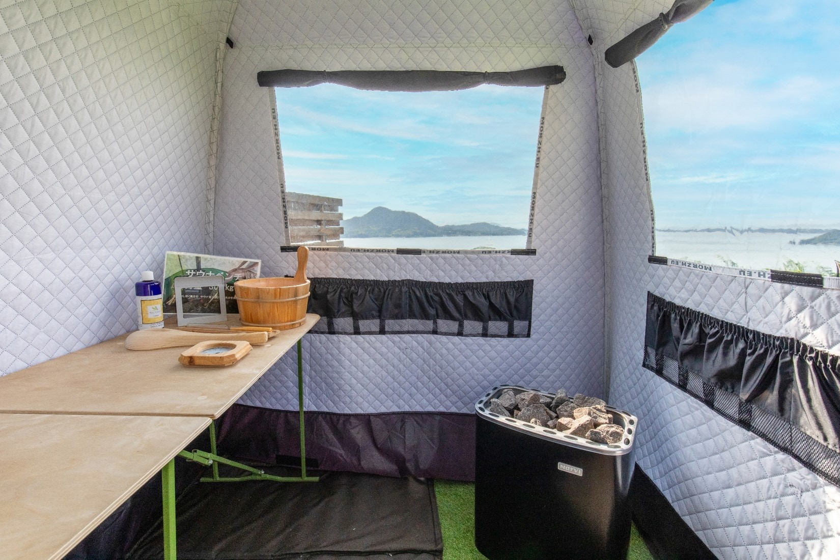 Bagian dalam tenda sauna