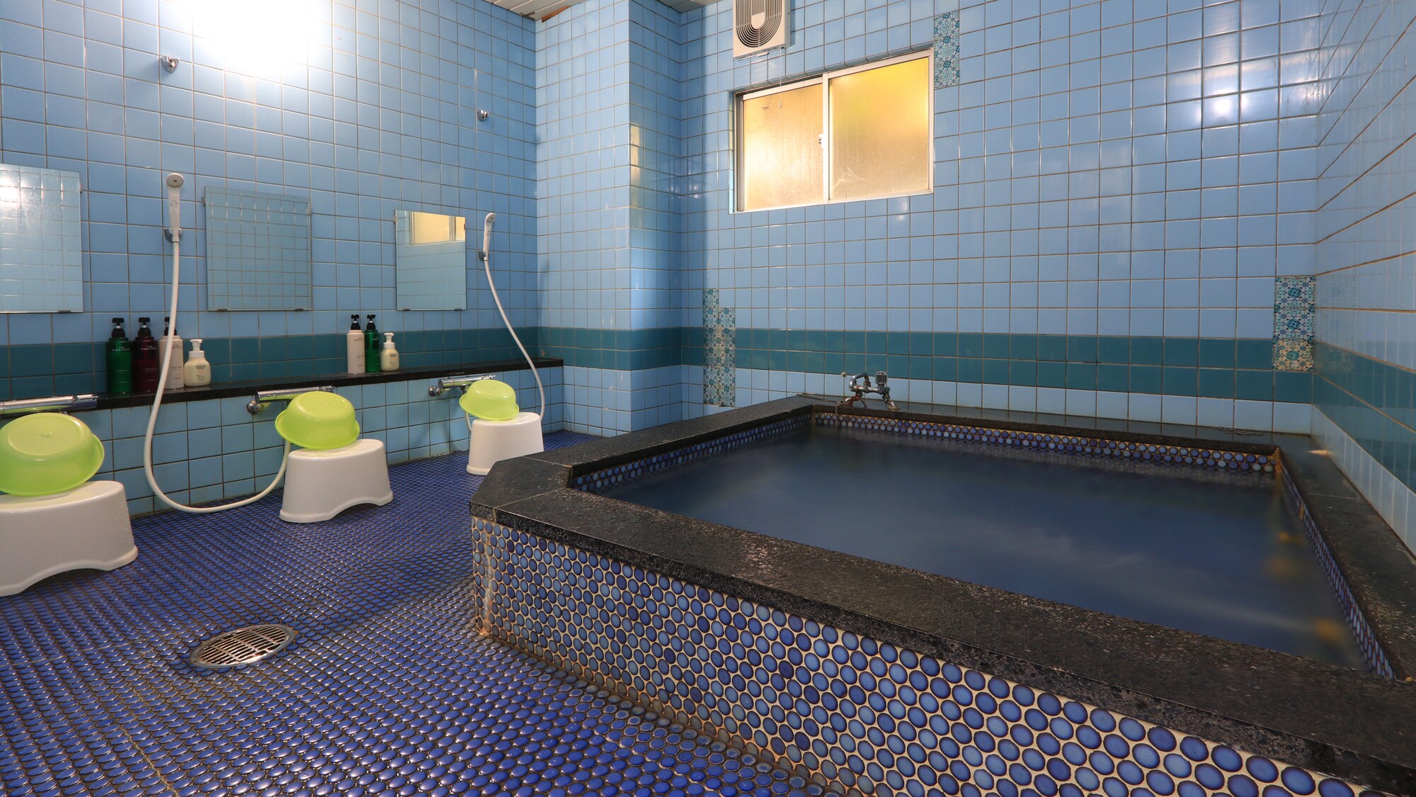[Men's bath] Relax in the large bath.